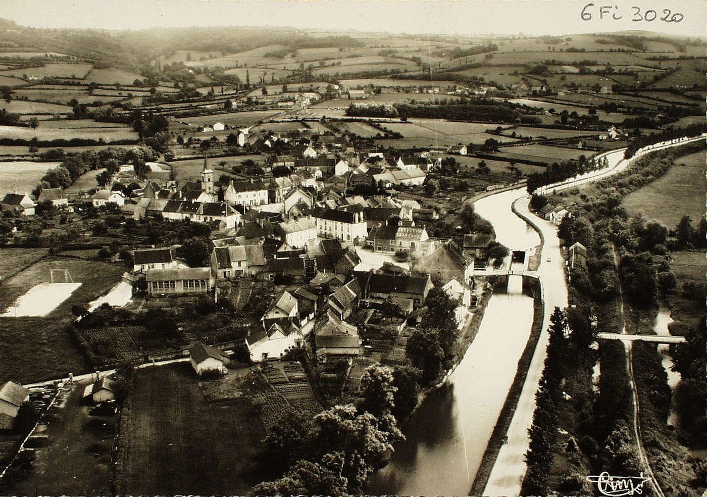 Saint-Bérain-sur-Dheune. Vue générale aérienne et canal du Centre.