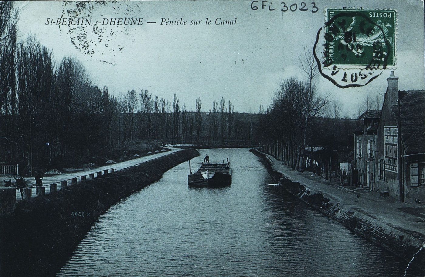 Saint-Bérain-sur-Dheune. Péniche sur le canal.