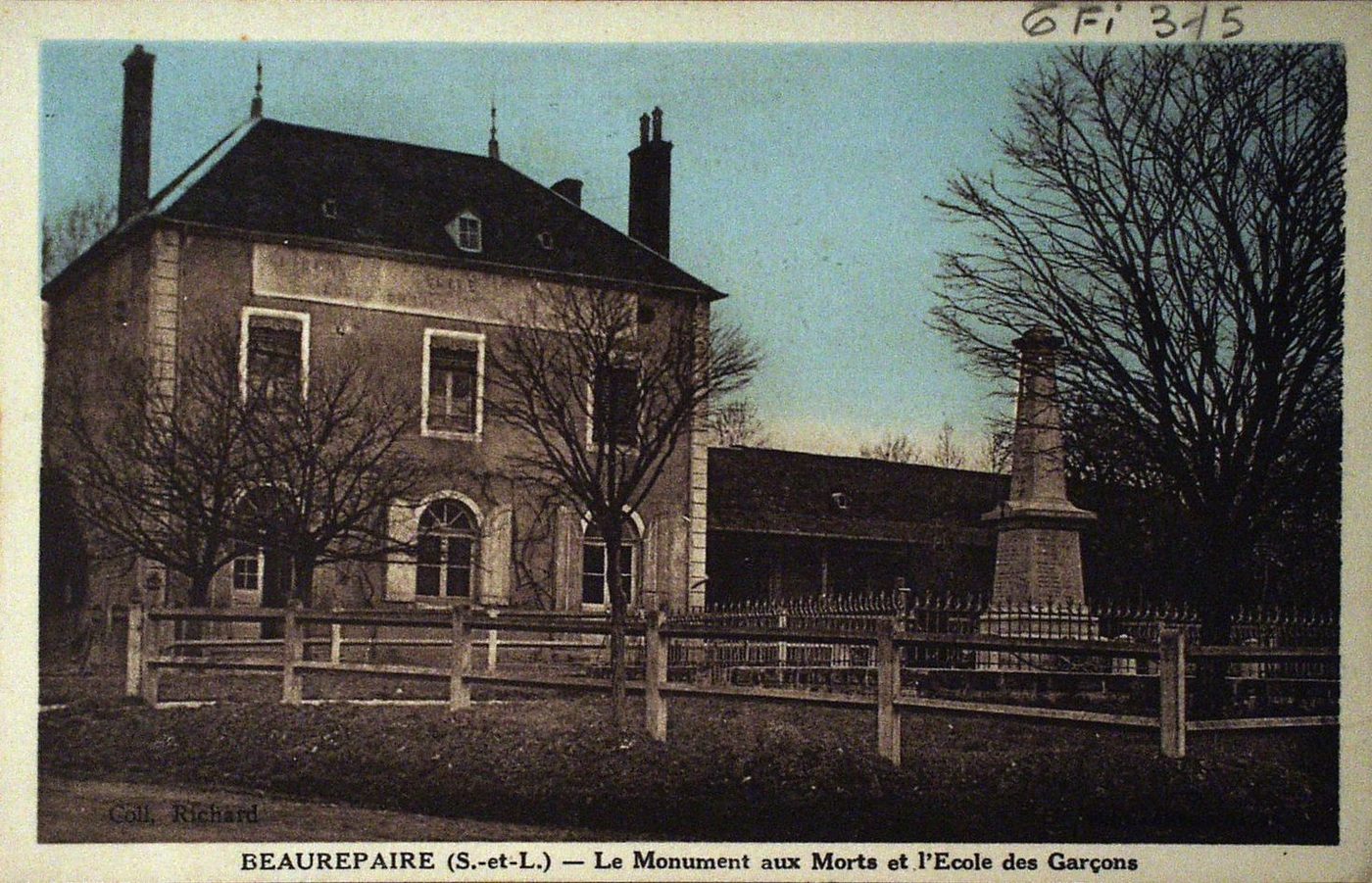 Beaurepaire-en-Bresse. Le monument aux morts et l'école des garçons.