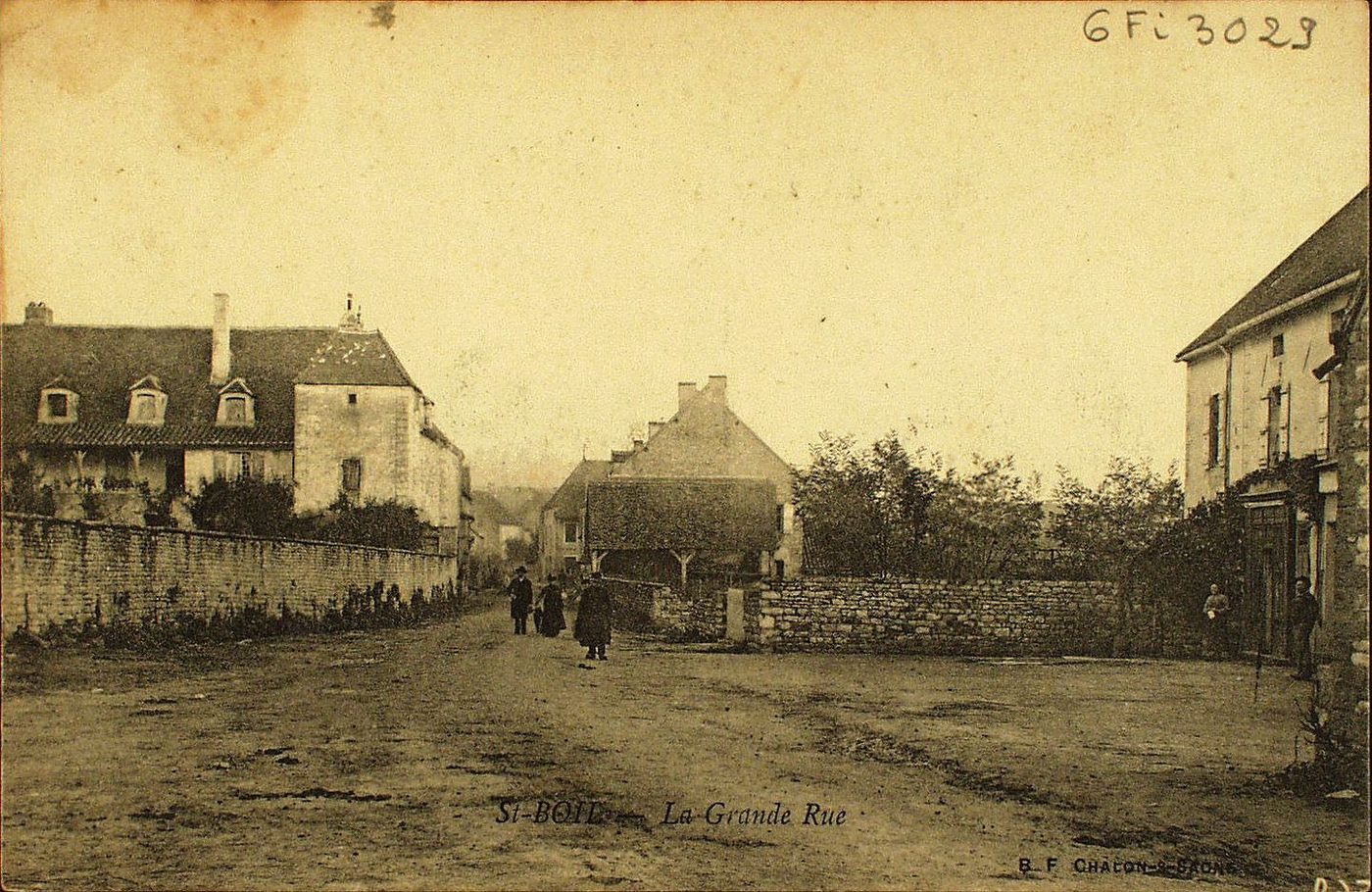 Saint-Boil. La grande rue.