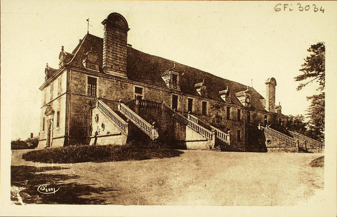 Grandes écuries du Château de Chaumont à Saint-Bonnet-de-Joux. Vaste bâtiment de 60 mètres de longueur et 15 mètres de largeur ; construit en 1680 par Louis-Emmanuel de Valois, duc d'Angoulème, époux d'Henriette, fille de Philibert de Laguiche, grand maître de l'artillerie de France. Le rez-de-chaussée formait primitivement une écurie d'une seule pièce, pouvant loger 100 chevaux ; le plafond hardi est en voûtes d'arêtes soutenues par deux rangs chacun de 14 colonnes élancées. L'extérieur pour accéder au premier étage, escaliers monumentaux en pierre de taille, à double révolution avec paliers intermédiaires et perrons.