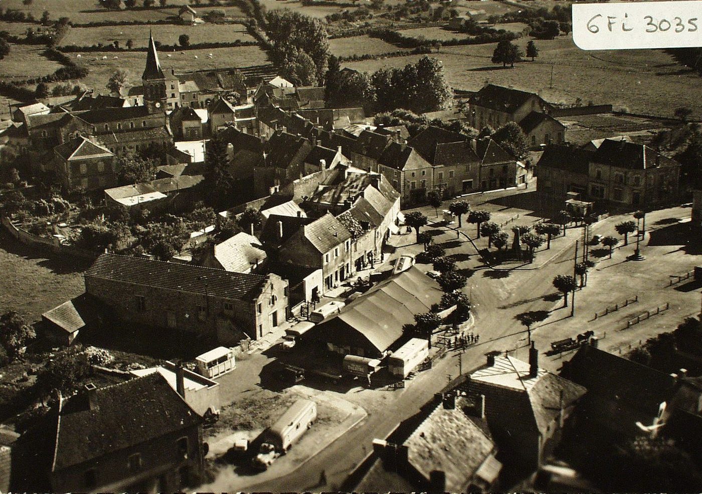 En avion au dessus de ... Saint-Bonnet-de-Joux. Le champ de foire.