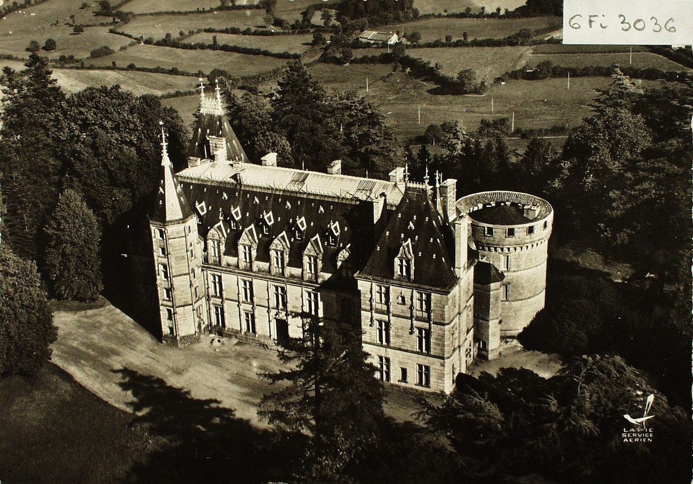 En avion au dessus de ... Saint-Bonnet-de-Joux. Le château.