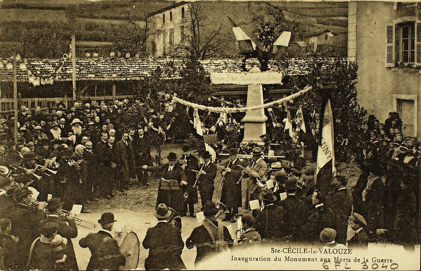 Sainte-Cécile-la-Valouze. Inauguration du monument aux morts de la guerre.