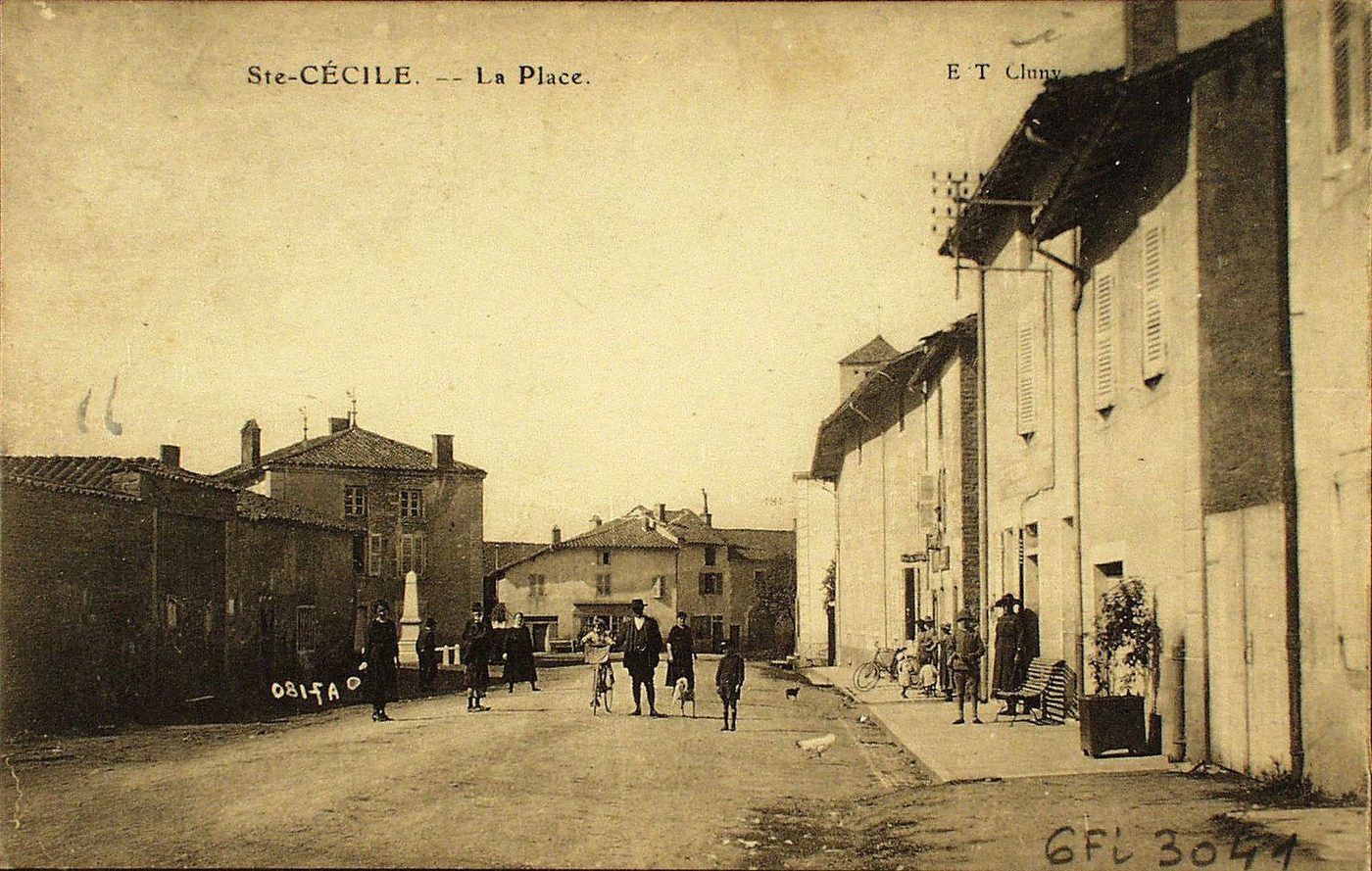 Sainte-Cécile. La place.