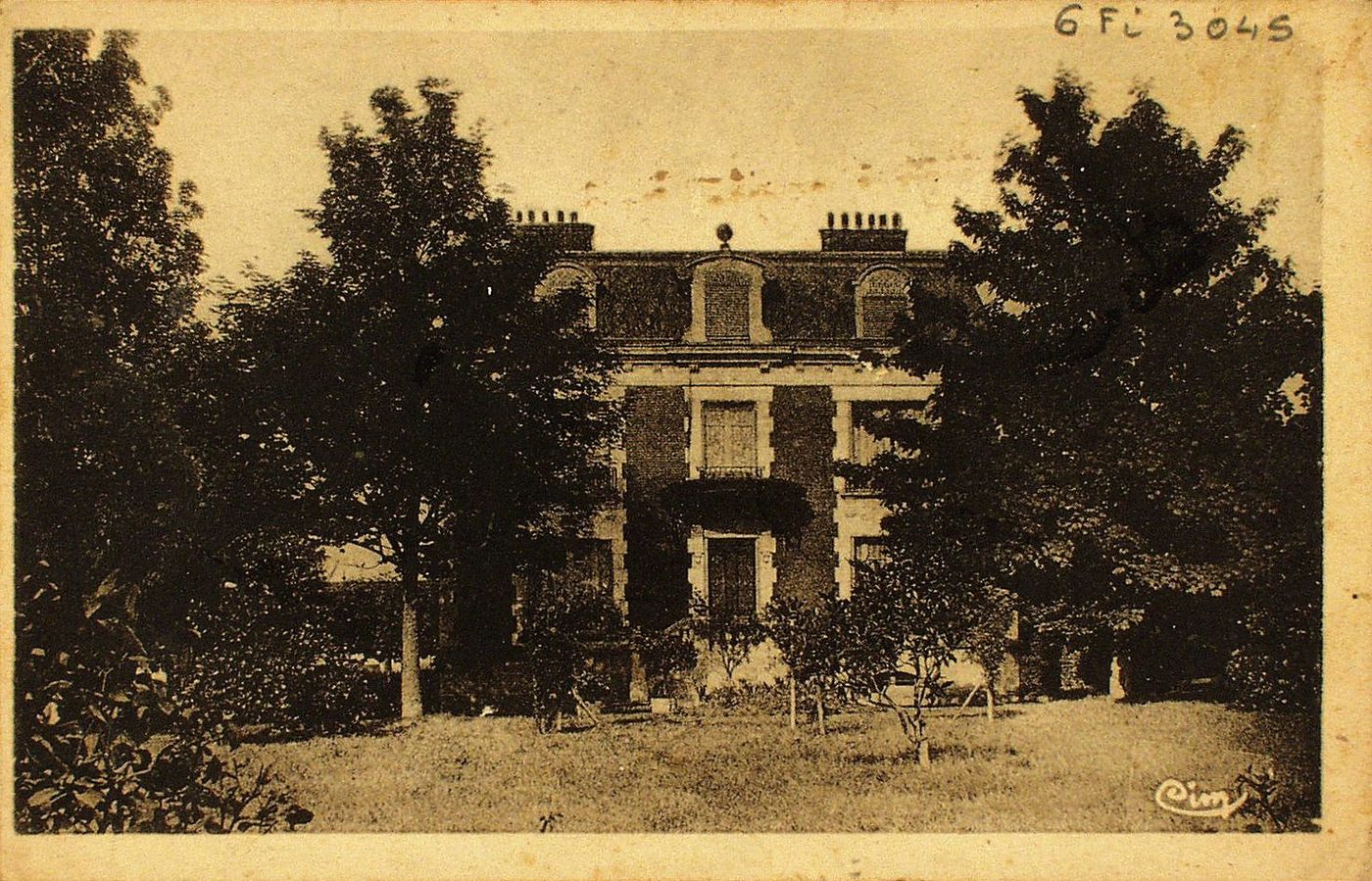 Saint-Christophe-en-Brionnais. Château de la Chaie.