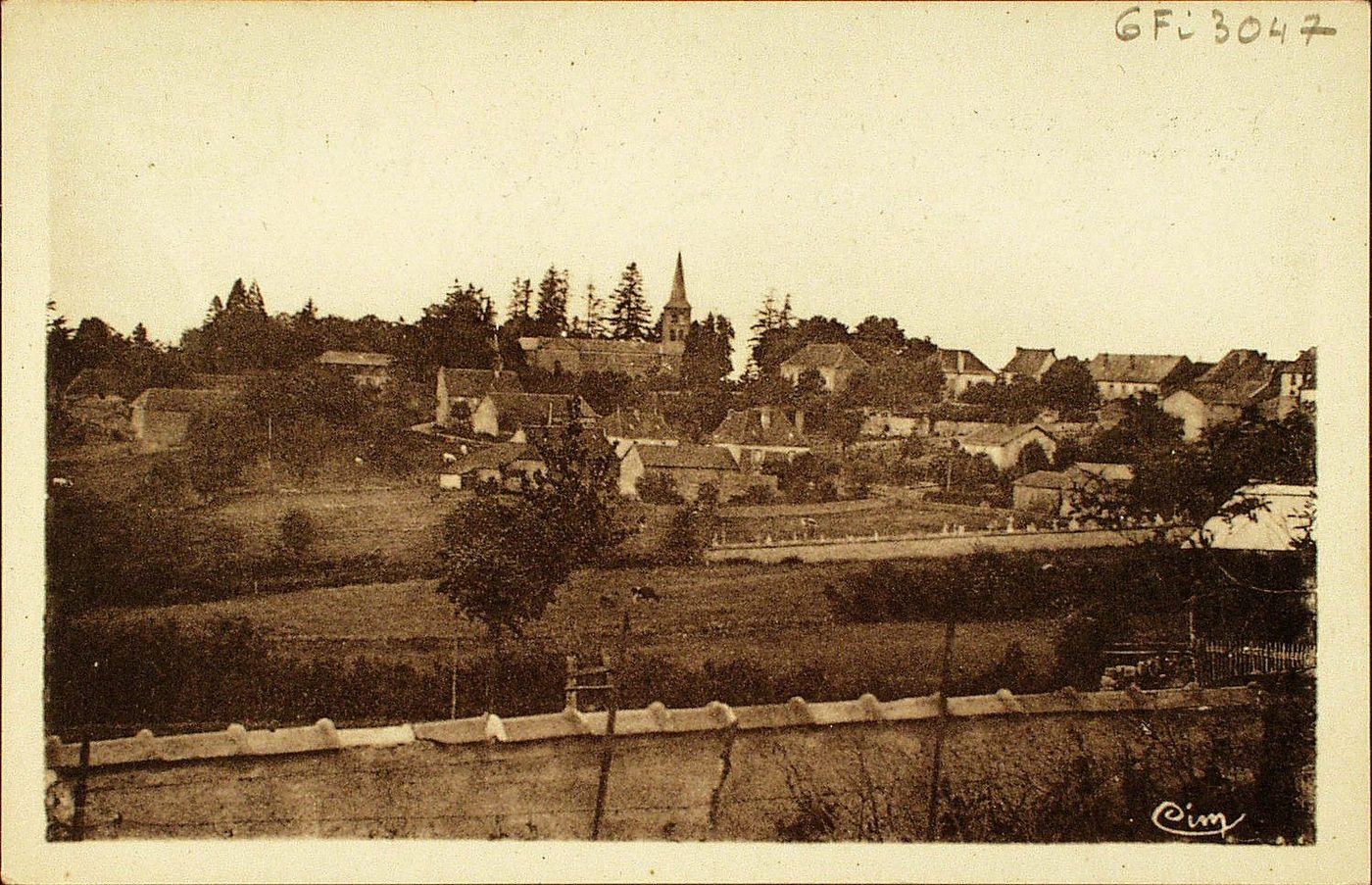 Saint-Christophe-en-Brionnais. Vue ouest du bas du bourg.