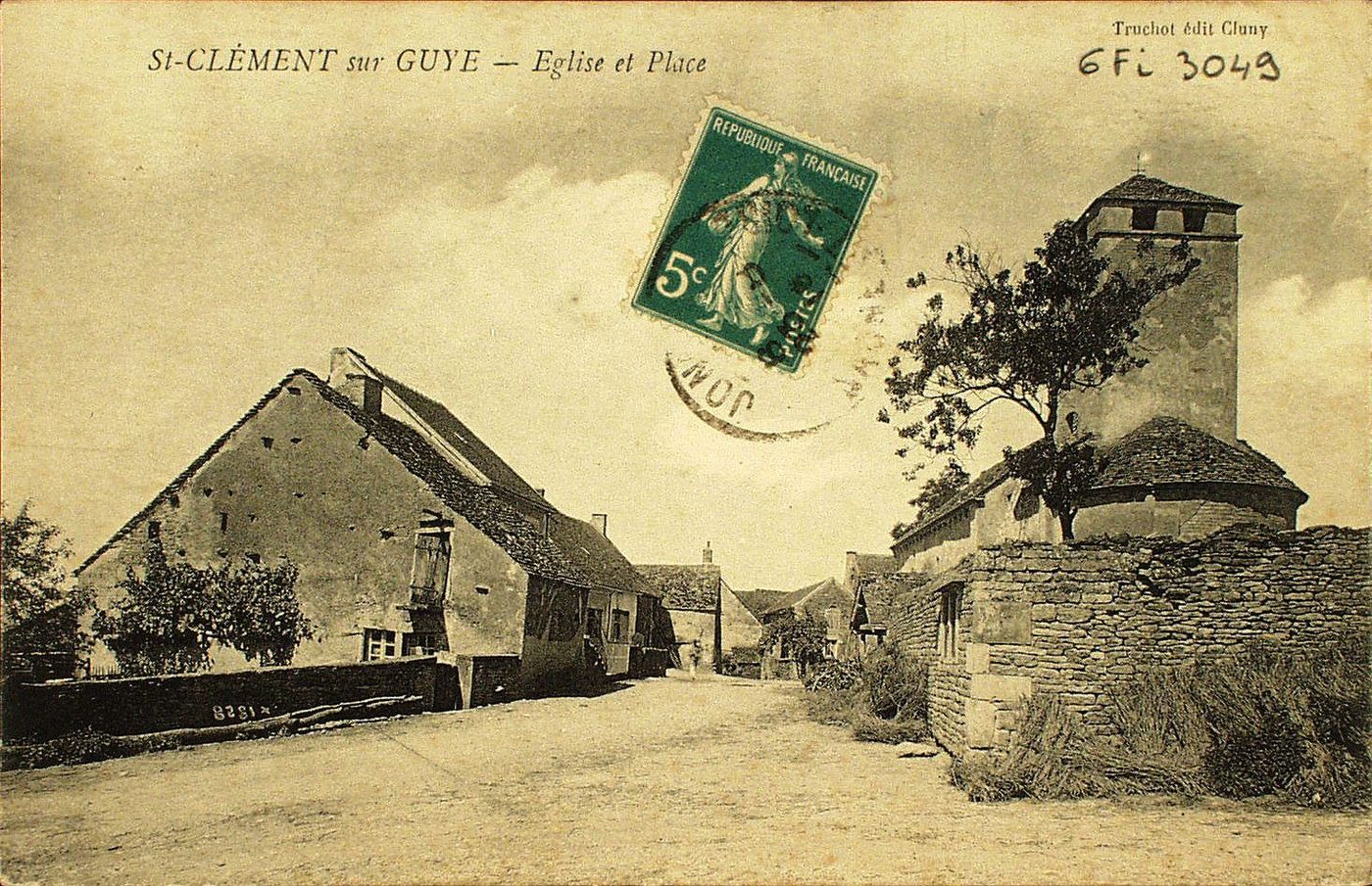 Saint-Clément-sur-Guye. Eglise et place.