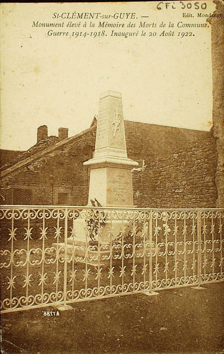 Saint-Clément-sur-Guye. Monument élévé à la mémoire des morts de la commune. Guerre 1914-1918. Inauguré le 20 août 1922.