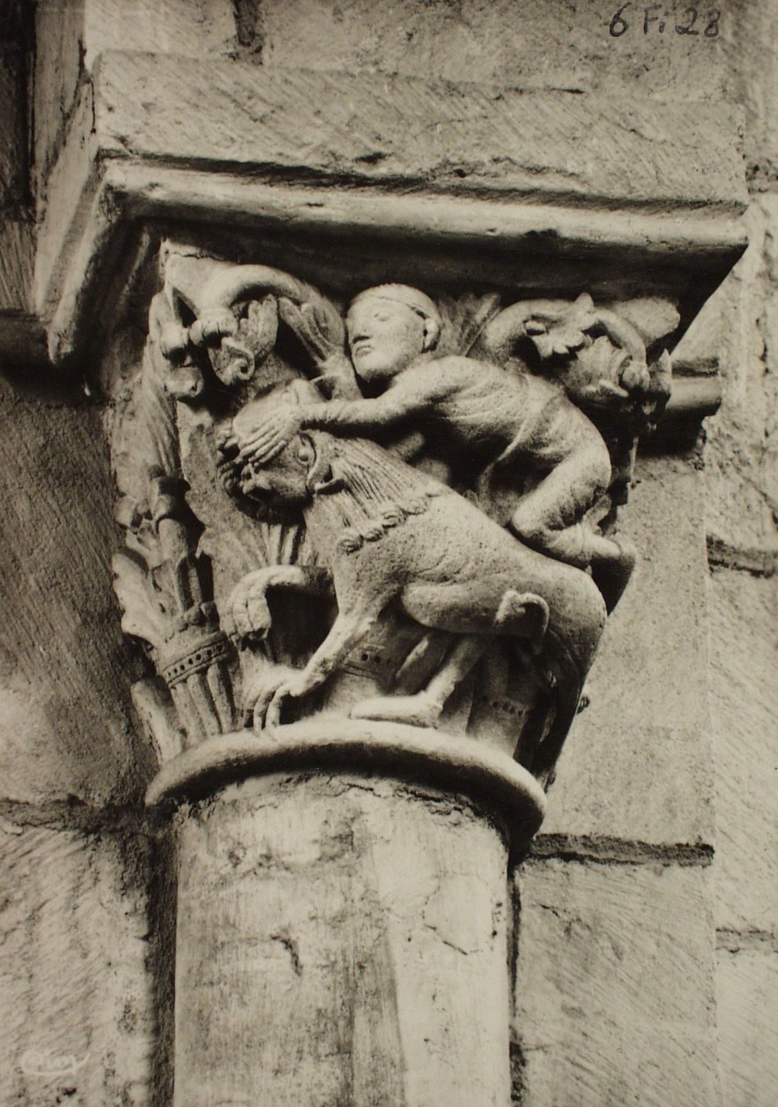 Anzy-le-Duc. Eglise romane (XI, XIIe s). Détails des chapiteaux : le lion dompté.