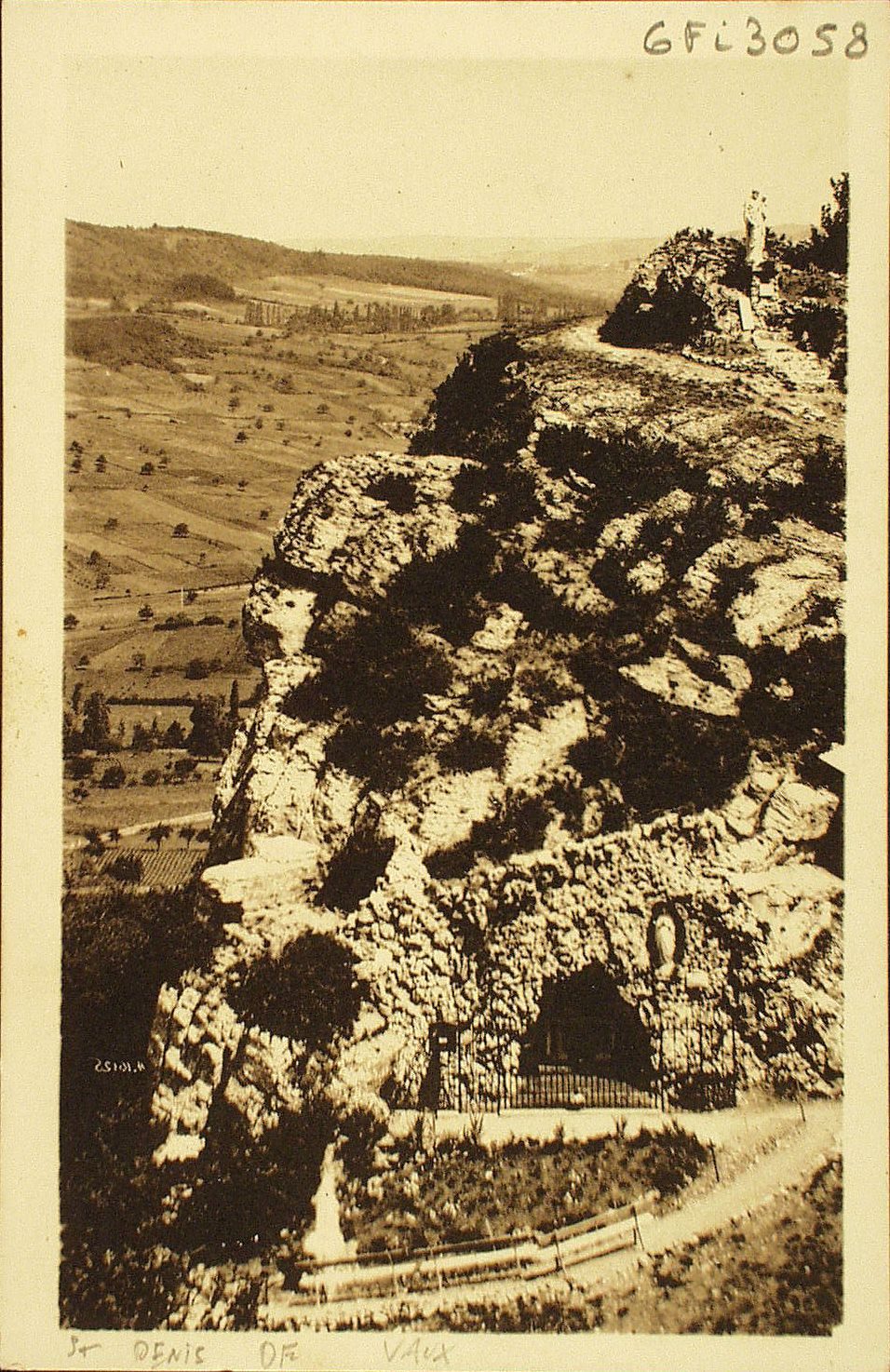 Saint-Denis-de-Vaux. La grotte.