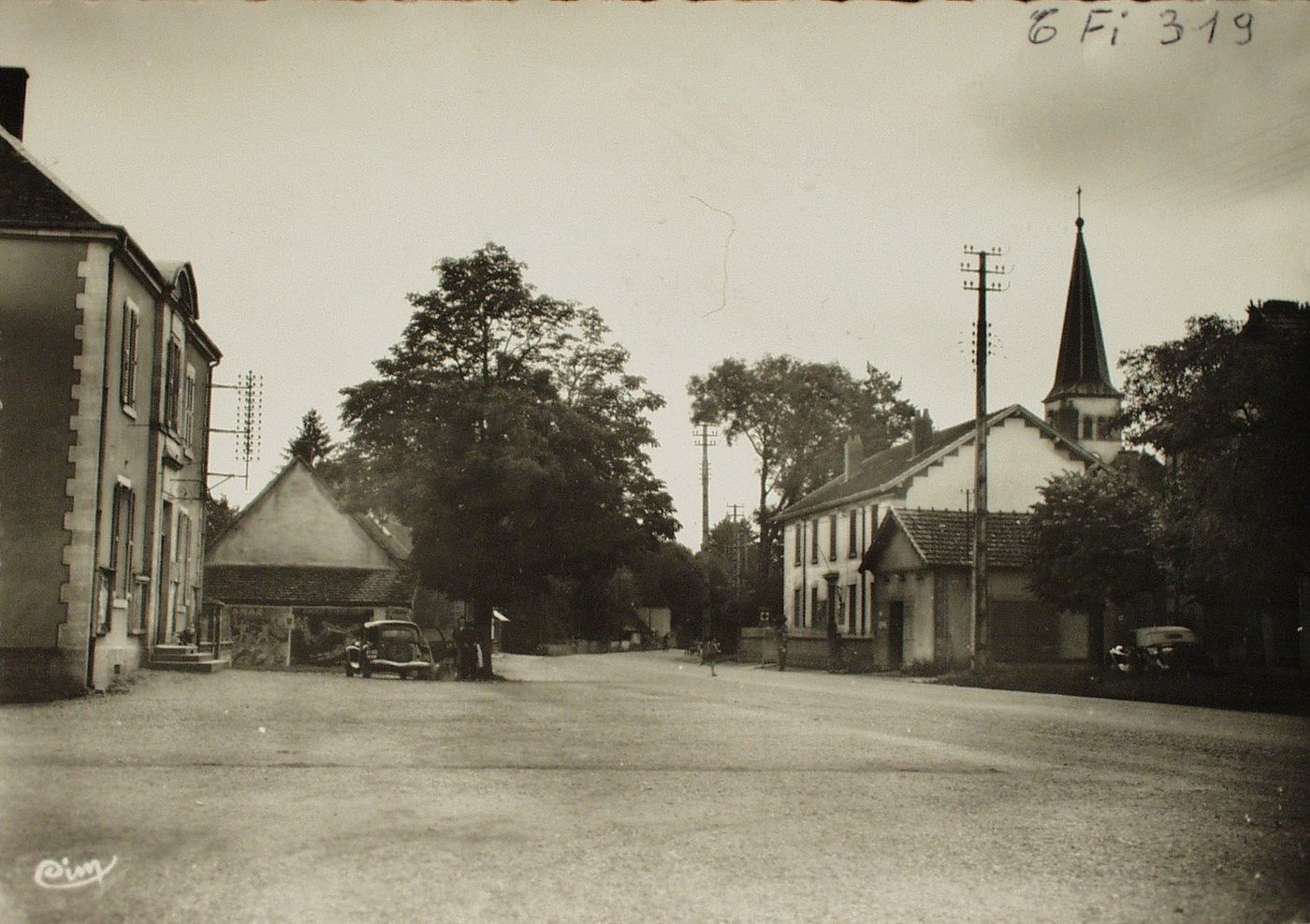Beaurepaire. La place.