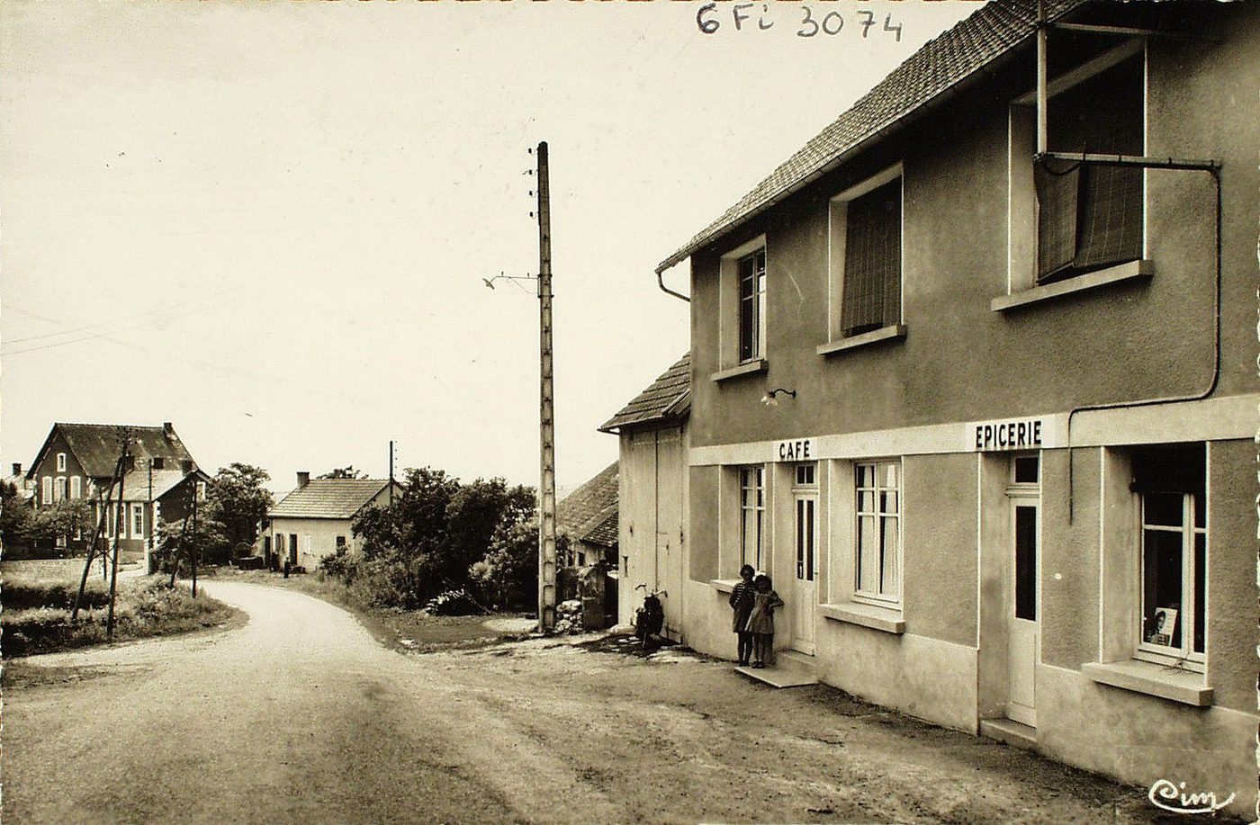 Saint-Eugène. Le haut du bourg et les écoles.