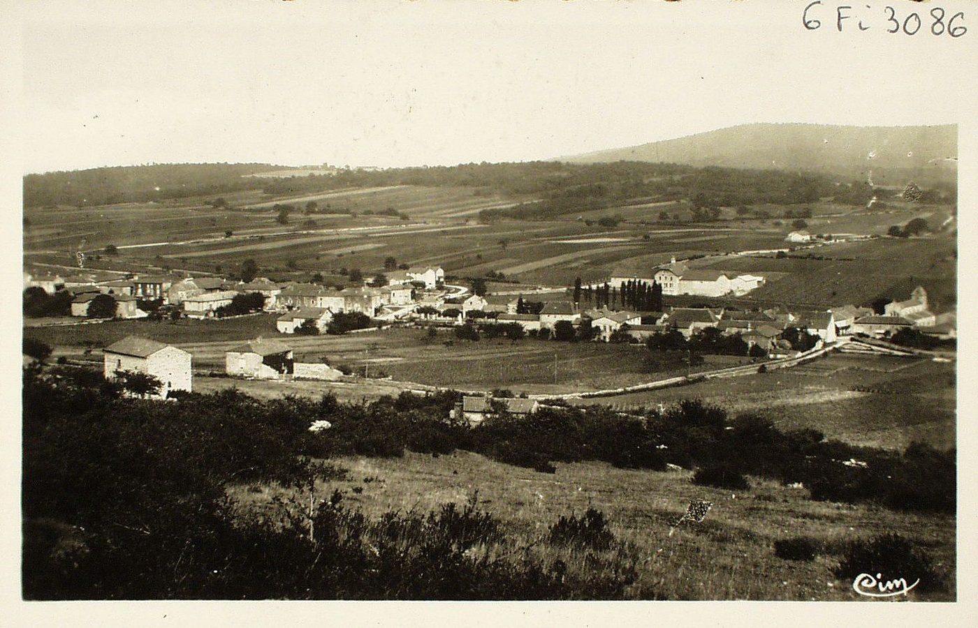 Saint-Gengoux-de-Scissé. Vue générale du bourg.