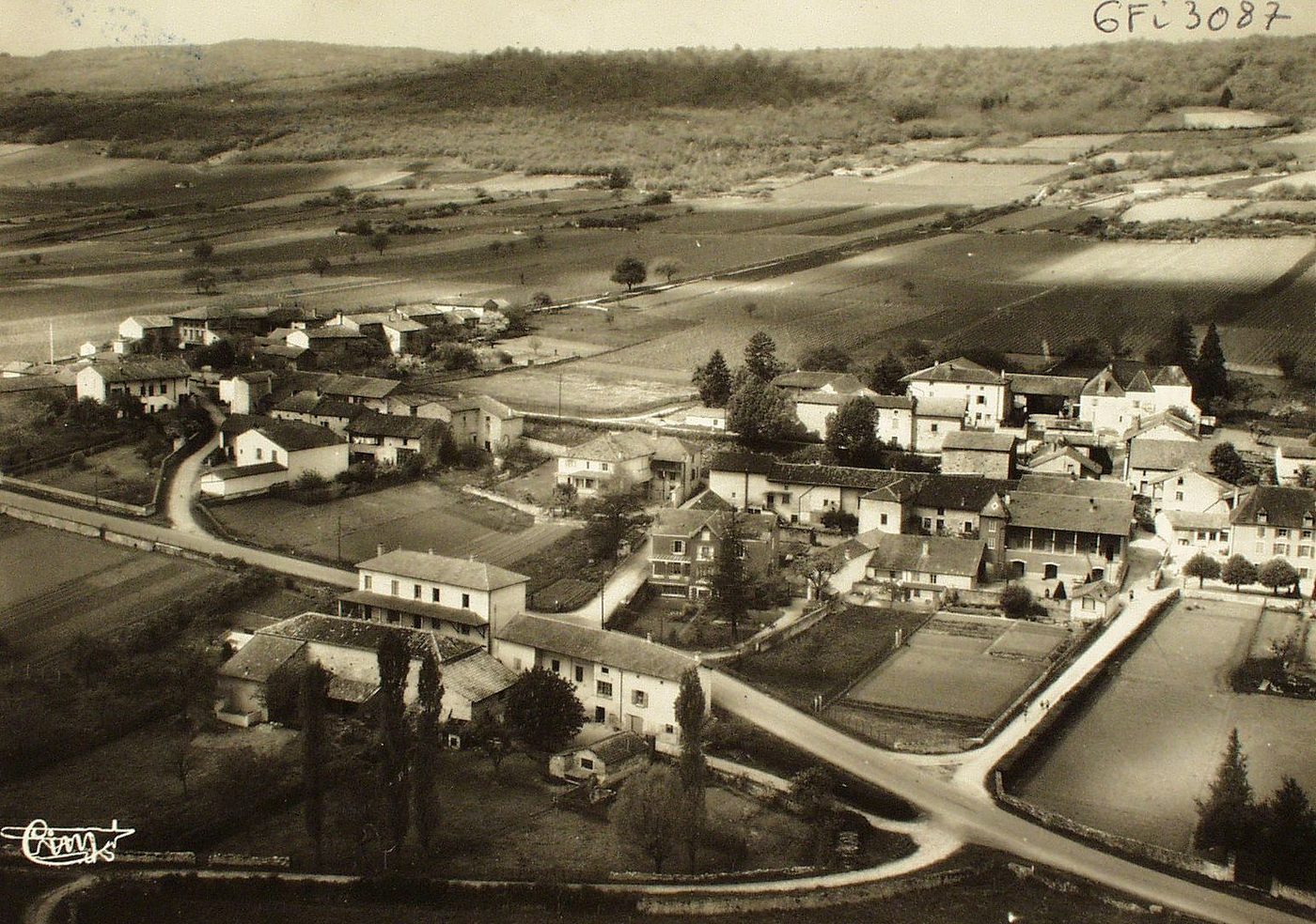 Saint-Gengoux-de-Scissé. Vue aérienne.