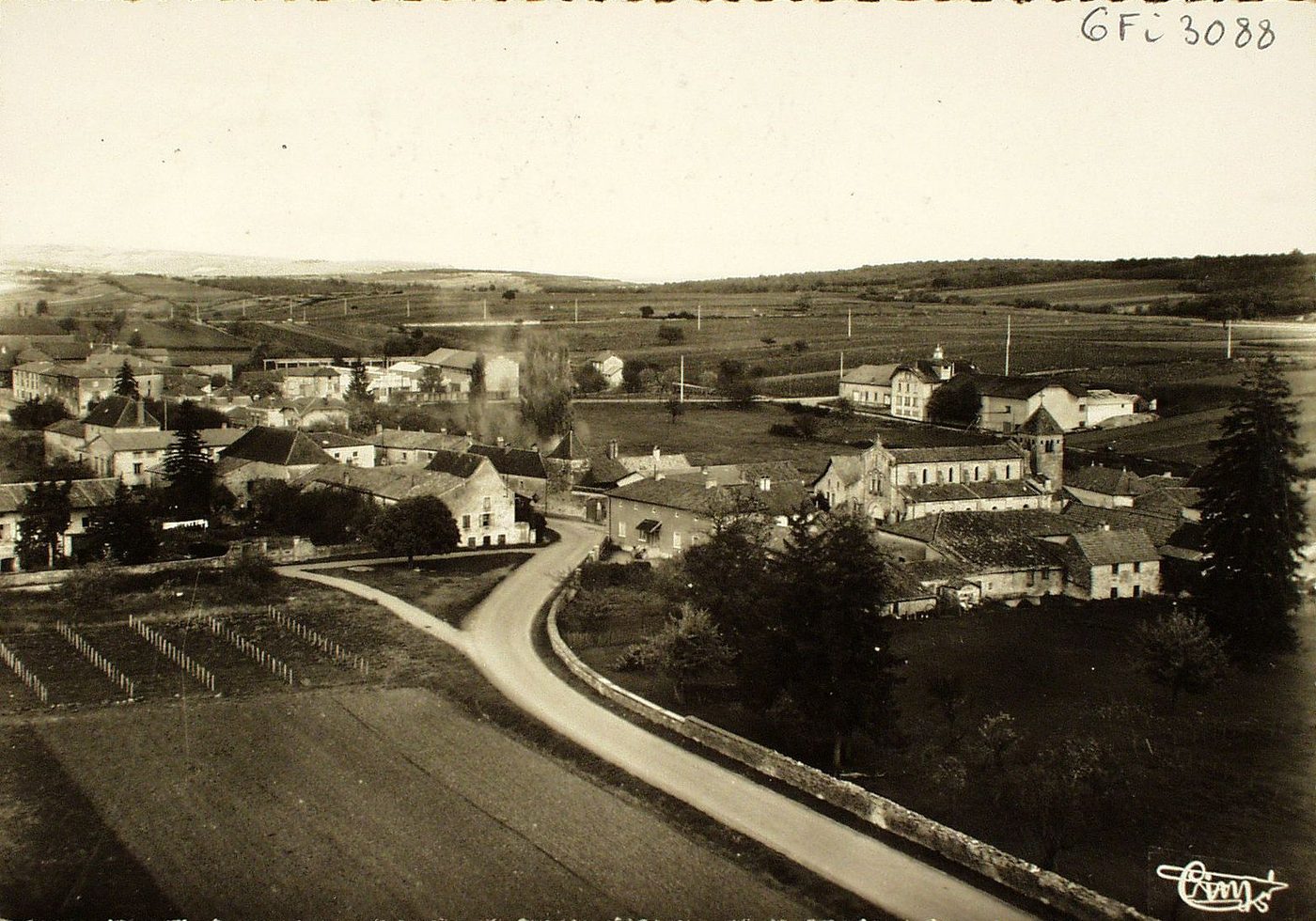 Saint-Gengoux-de-Scissé. Le bourg. Cave coopérative. Vue aérienne.
