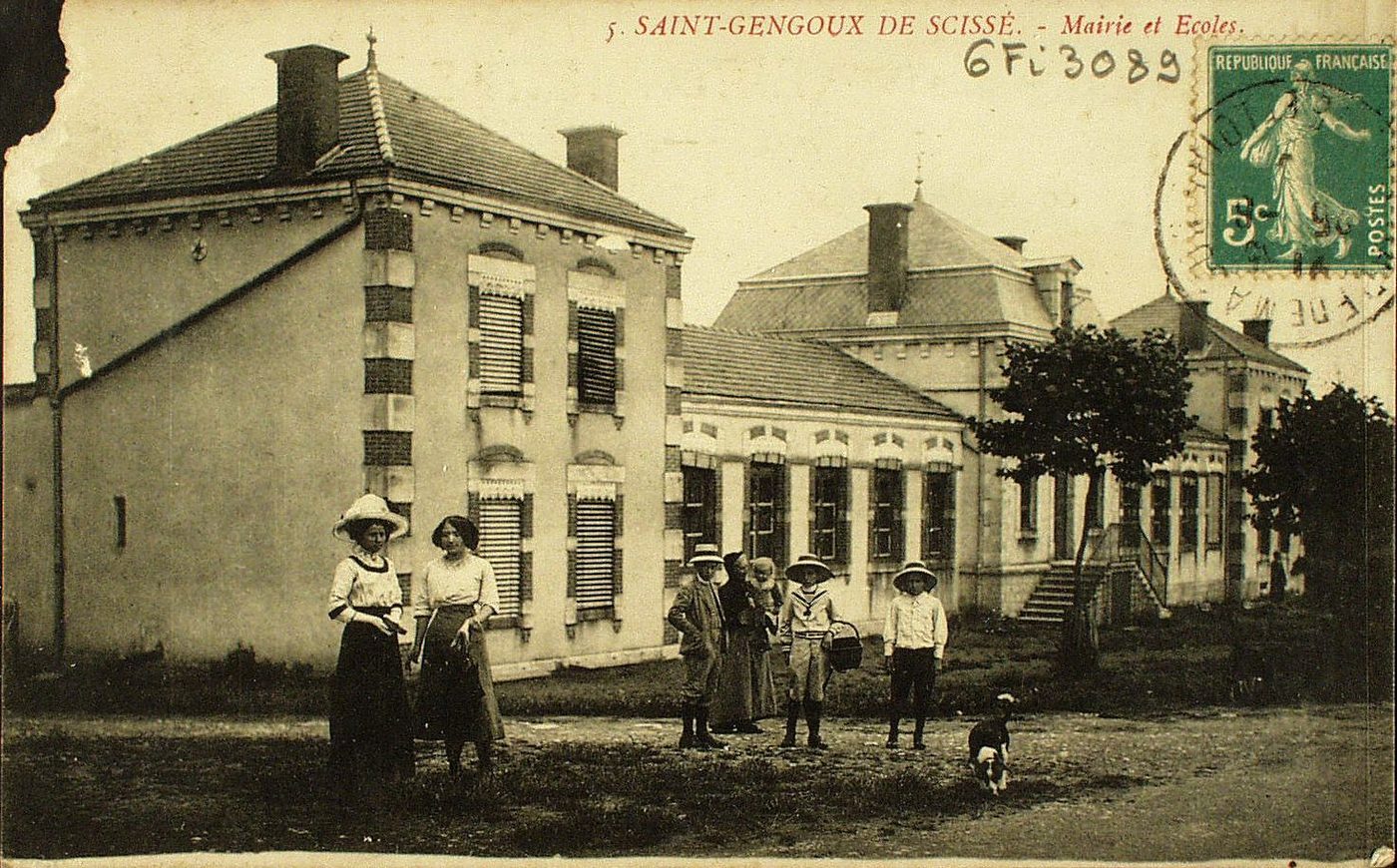 Saint-Gengoux-de-Scissé. Mairie et école.