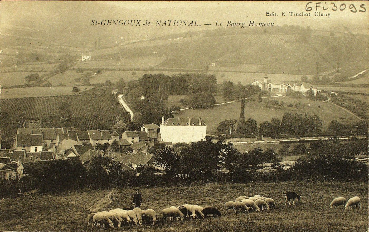 Saint-Gengoux-le-National. Le bourg hameau.