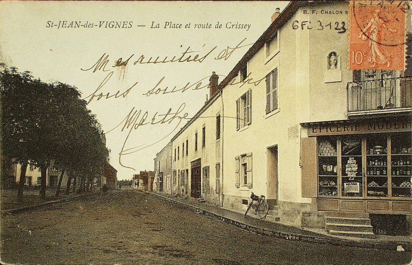 Saint-Jean-des-Vignes. La place et route de Crissey.