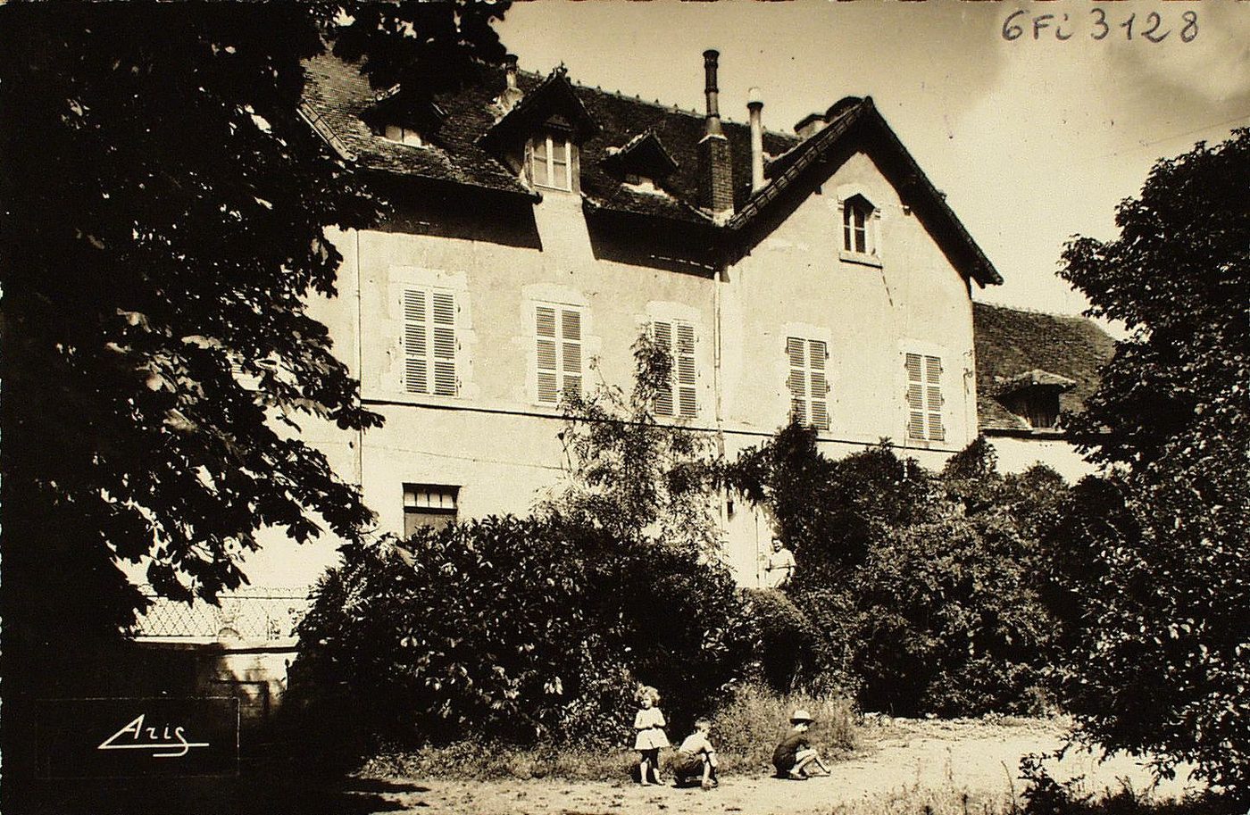 Saint-Jean-de-Trézy. Château de la Fosse.