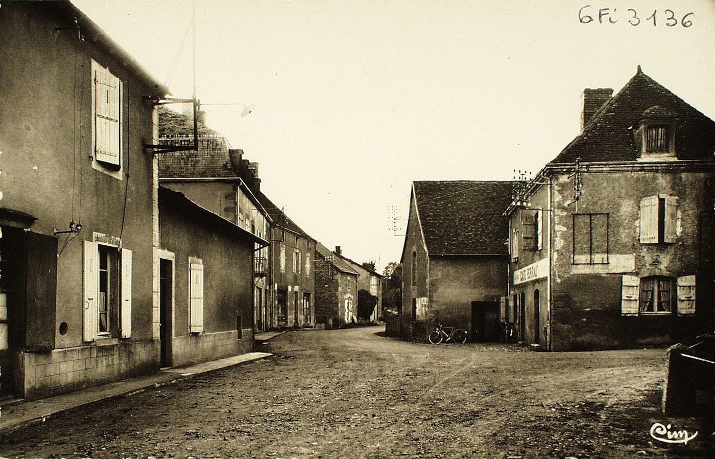 Saint-Laurent-en-Brionnais. Centre du bourg.
