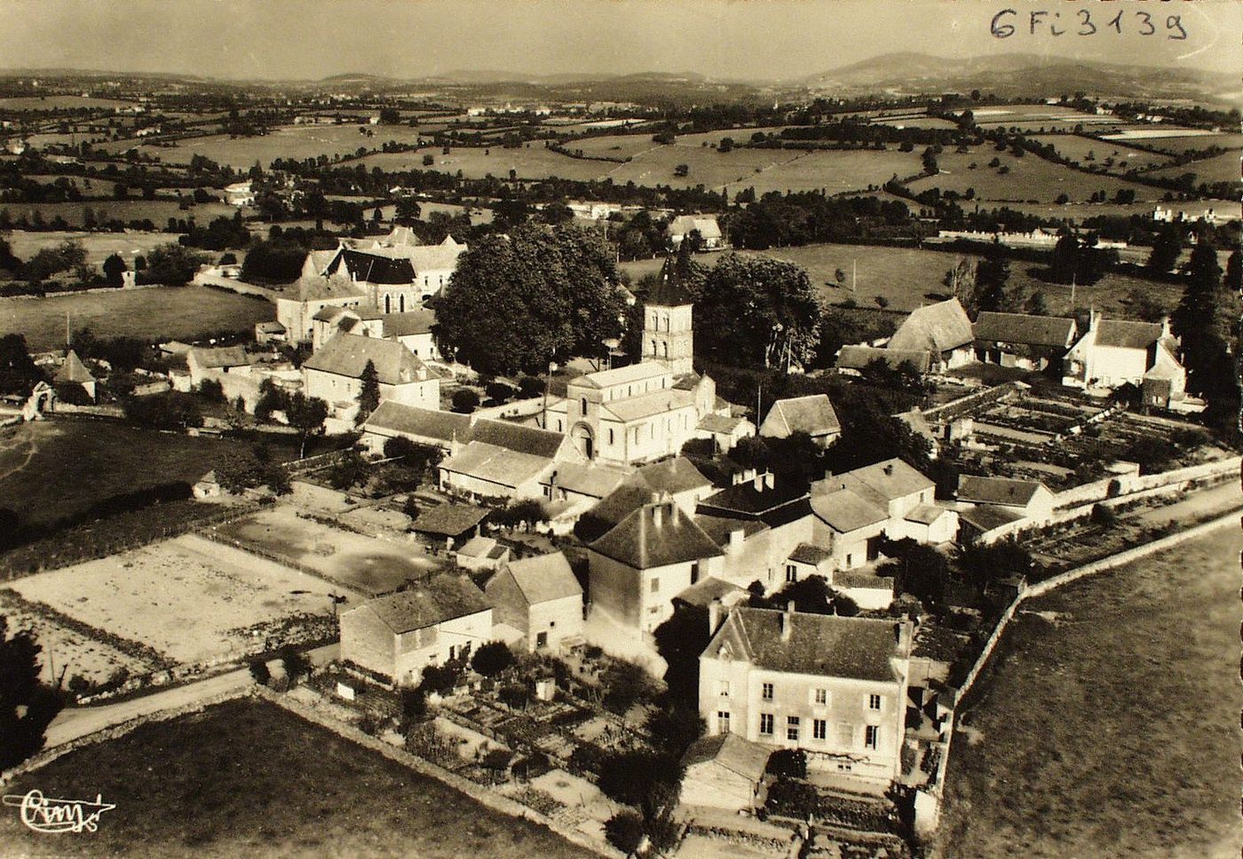 Saint-Laurent-en-Brionnais. Vue panoramique aérienne.