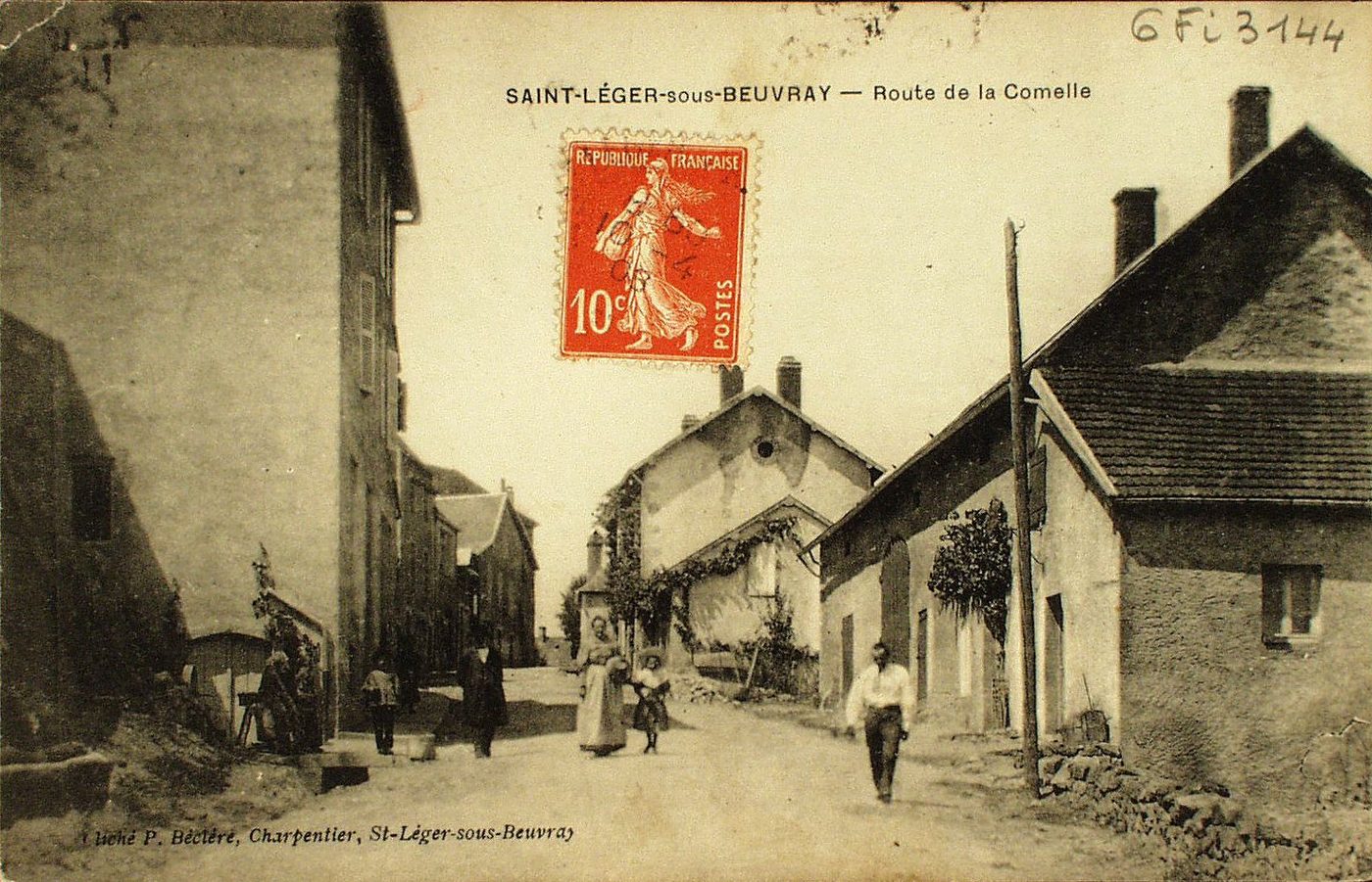 Saint-Léger-sous-Beuvray. Route de la Comelle.
