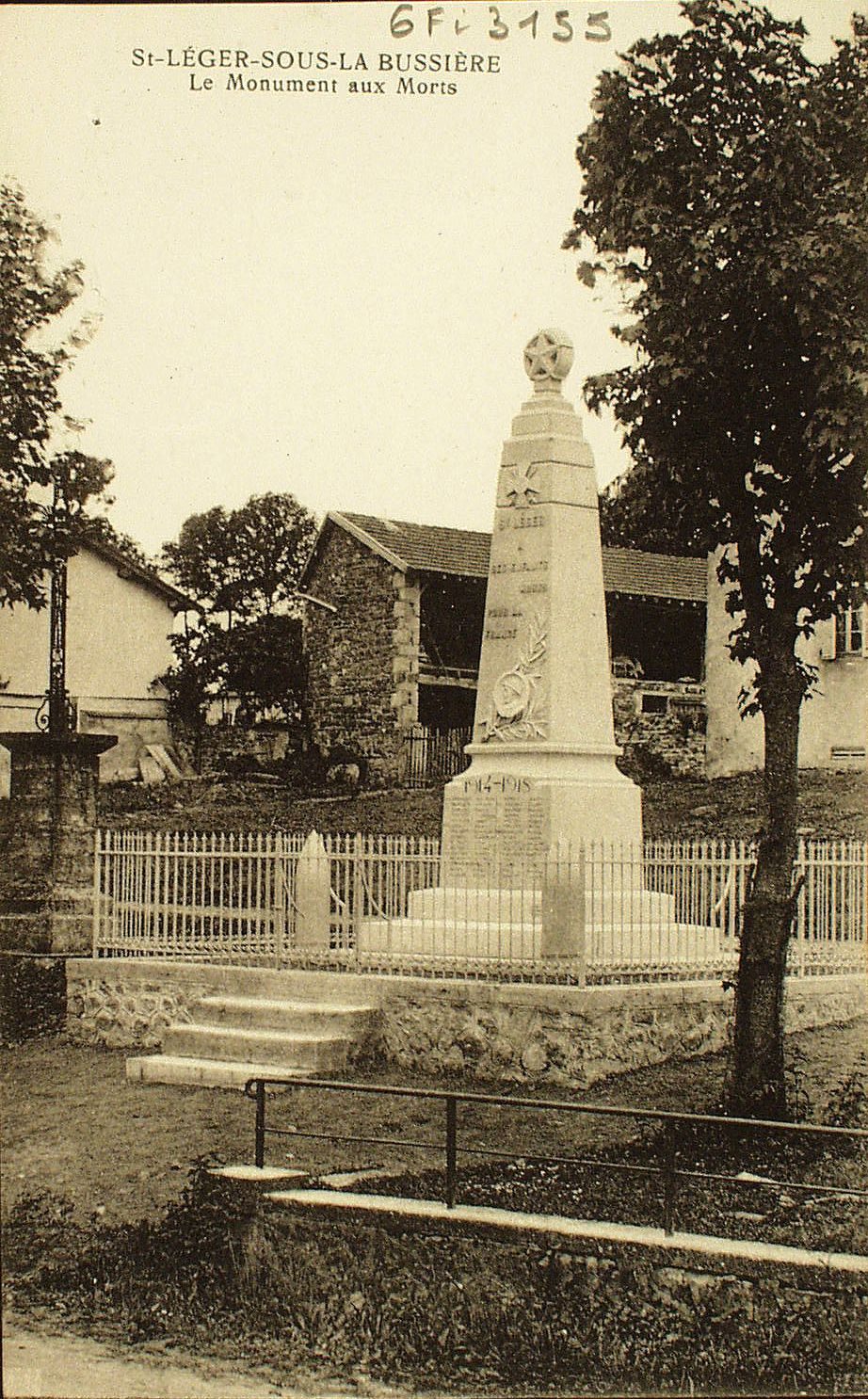 Saint-Léger-sous-la-Bussière. Le monument aux morts.