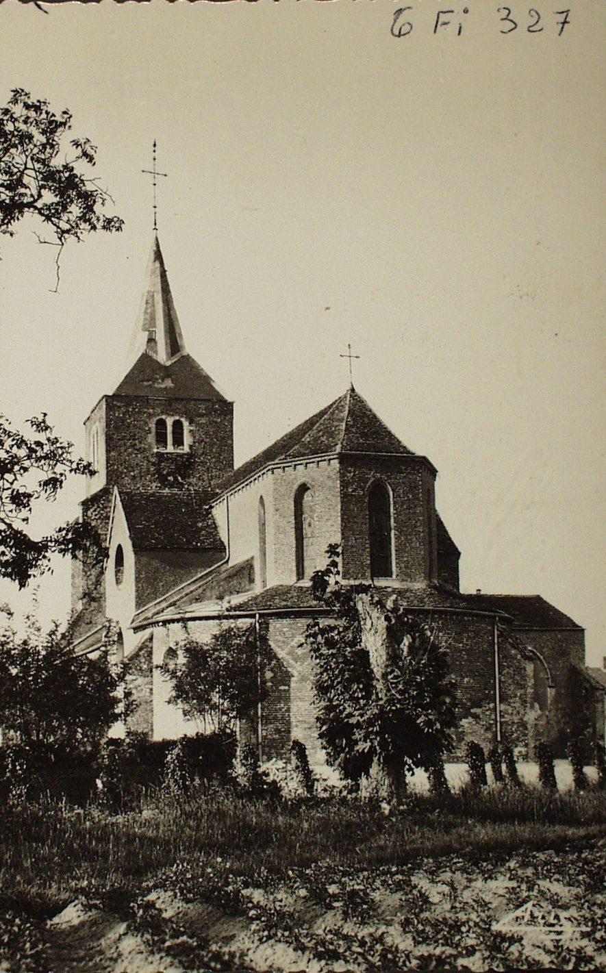 Bellevesvre. L'église vue prise du champ de foire.