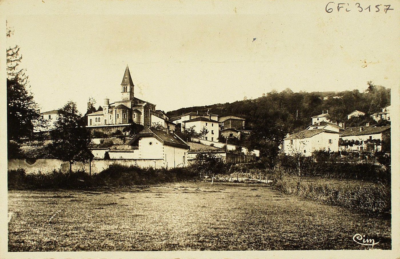 Saint-Léger-sous-la-Bussière. Vue générale.