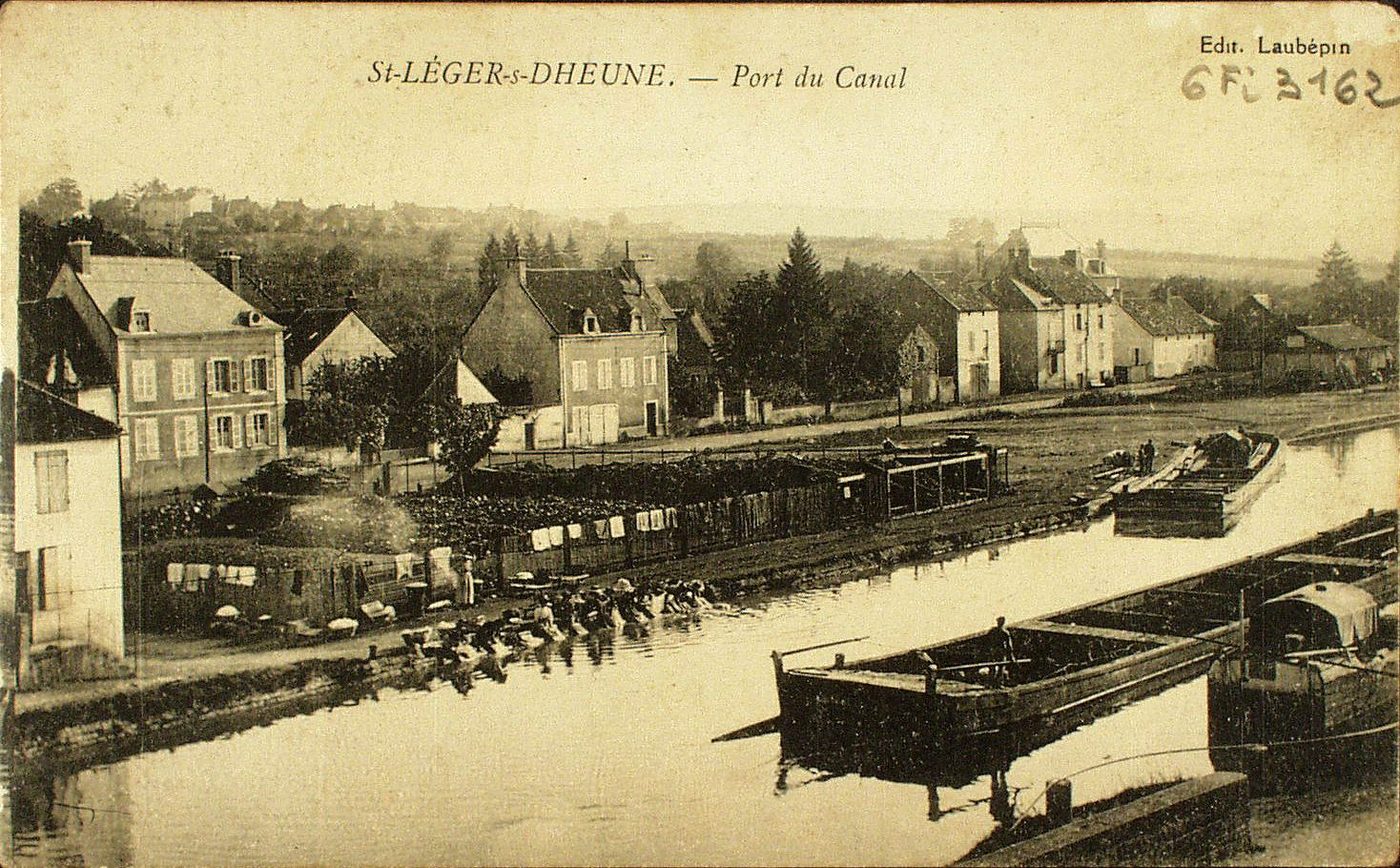 Saint-Léger-sur-Dheune. Port du canal.