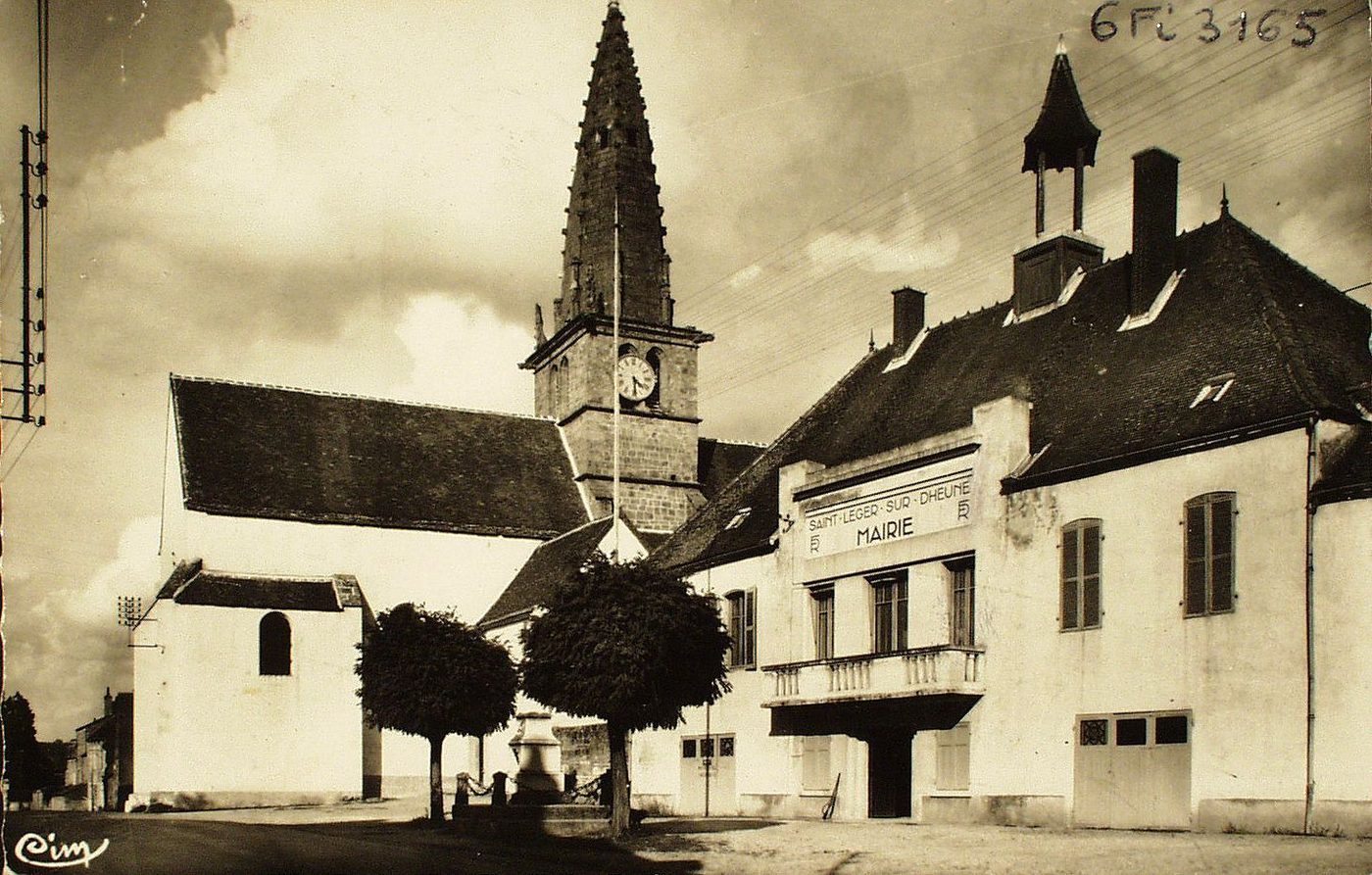 Saint-Léger-sur-Dheune. La mairie et l'église.