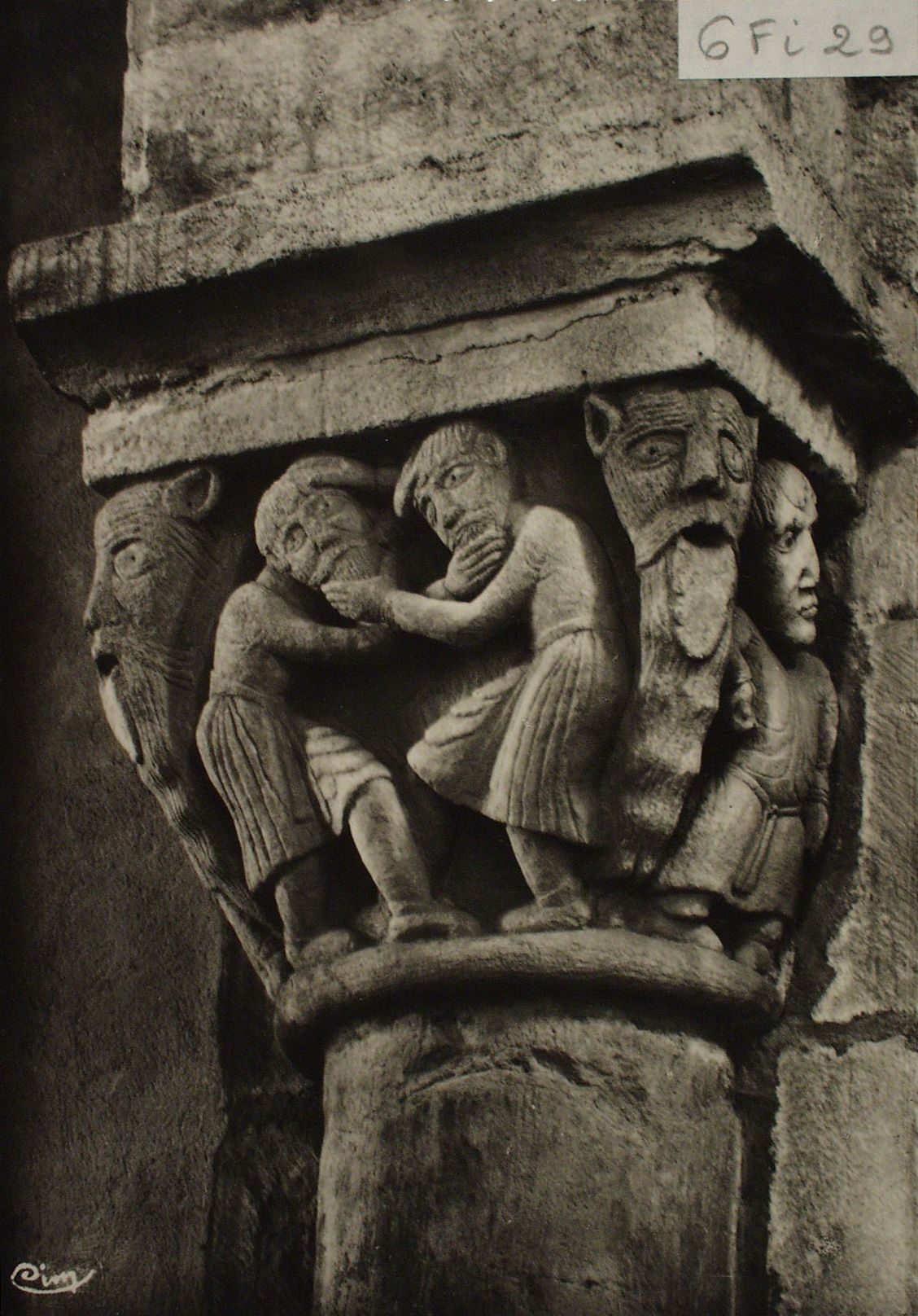 Anzy-le-Duc. Eglise romane (XI, XIIe s.). Détails du chapiteau : la colère.