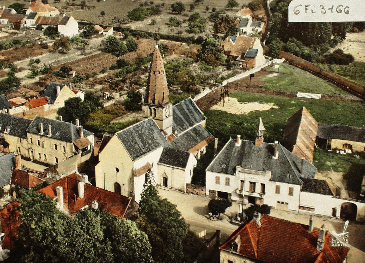 En avion au dessus de ... Saint-Léger-sur-Dheune. L'église. La mairie et l'école.