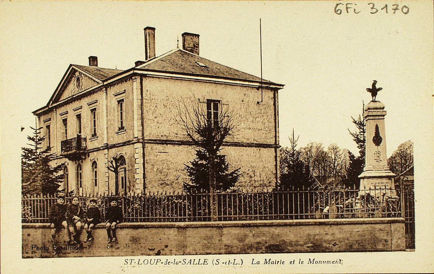 Saint-Loup-de-la-Salle. La mairie et le monument.