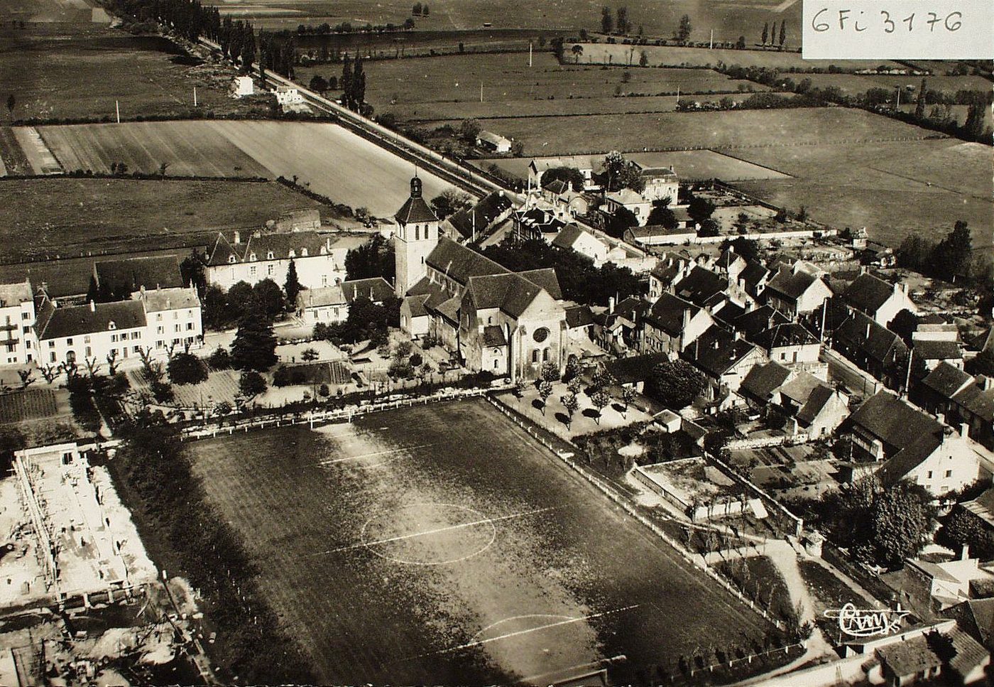 Saint-Marcel-lès-Chalon. Vue sur le stade.