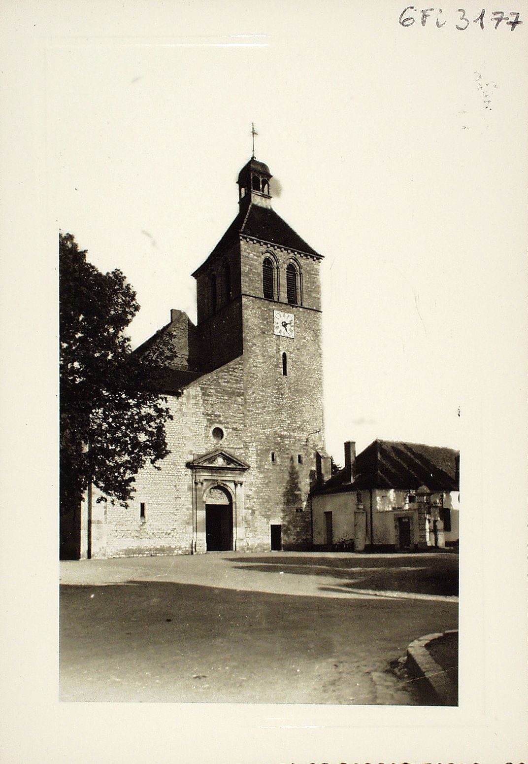 Saint-Marcel. L'église.