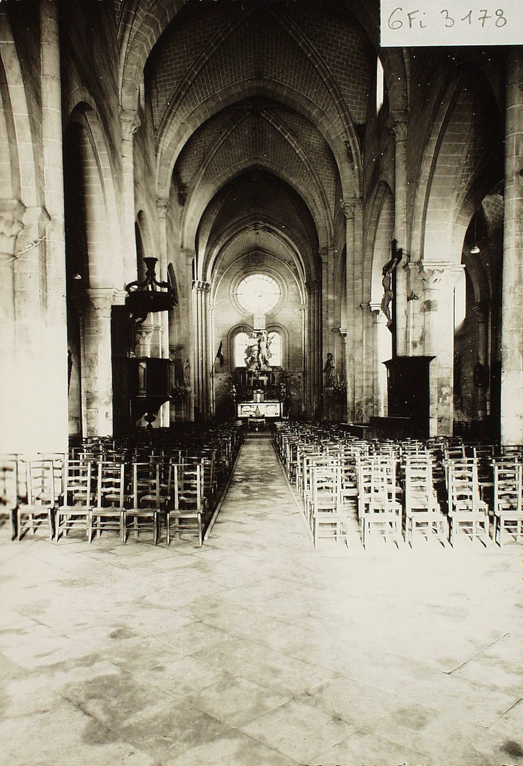 Saint-Marcel. L'intérieur de l'église.