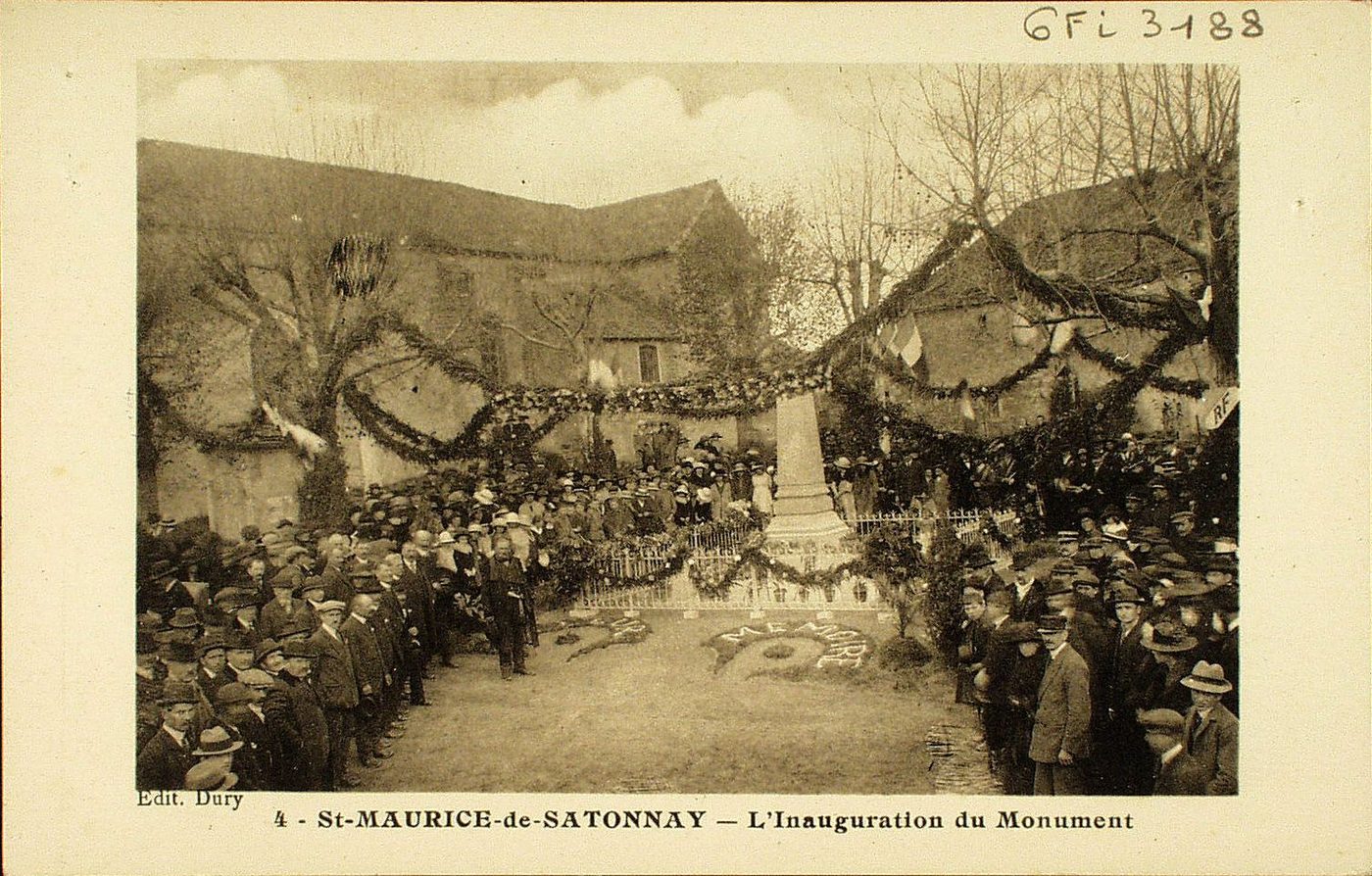 Saint-Maurice-de-Satonnay. L'inauguration du monument.
