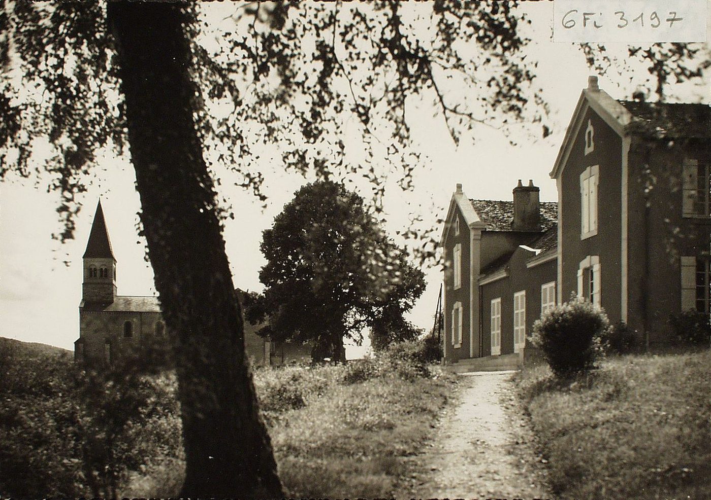 Saint-Pantaléon. La mairie. L'église.