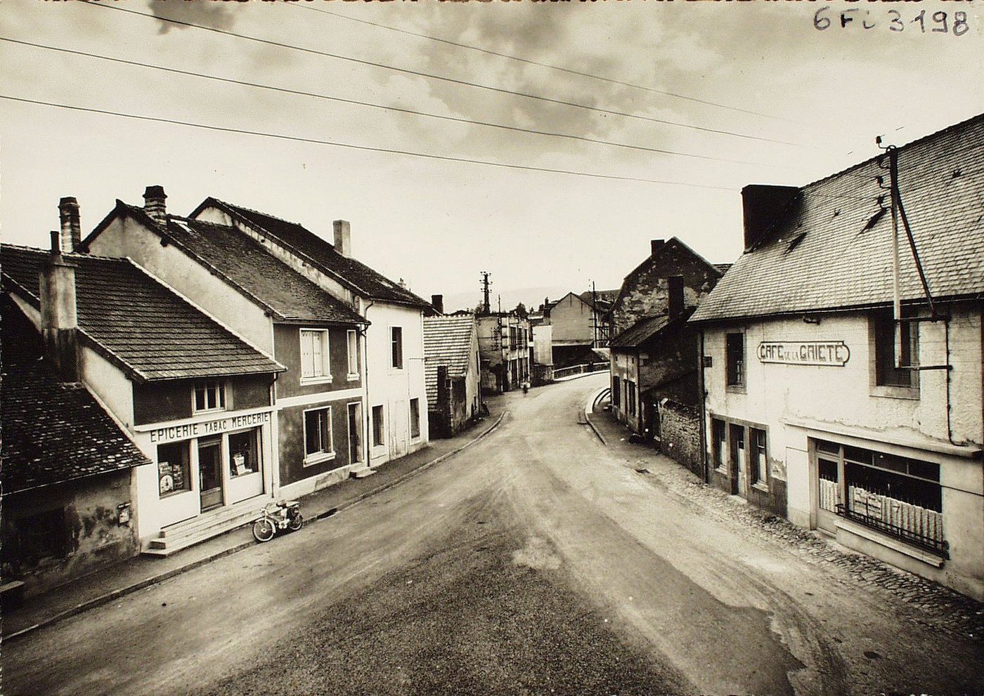 Saint-Pantaléon. La place.