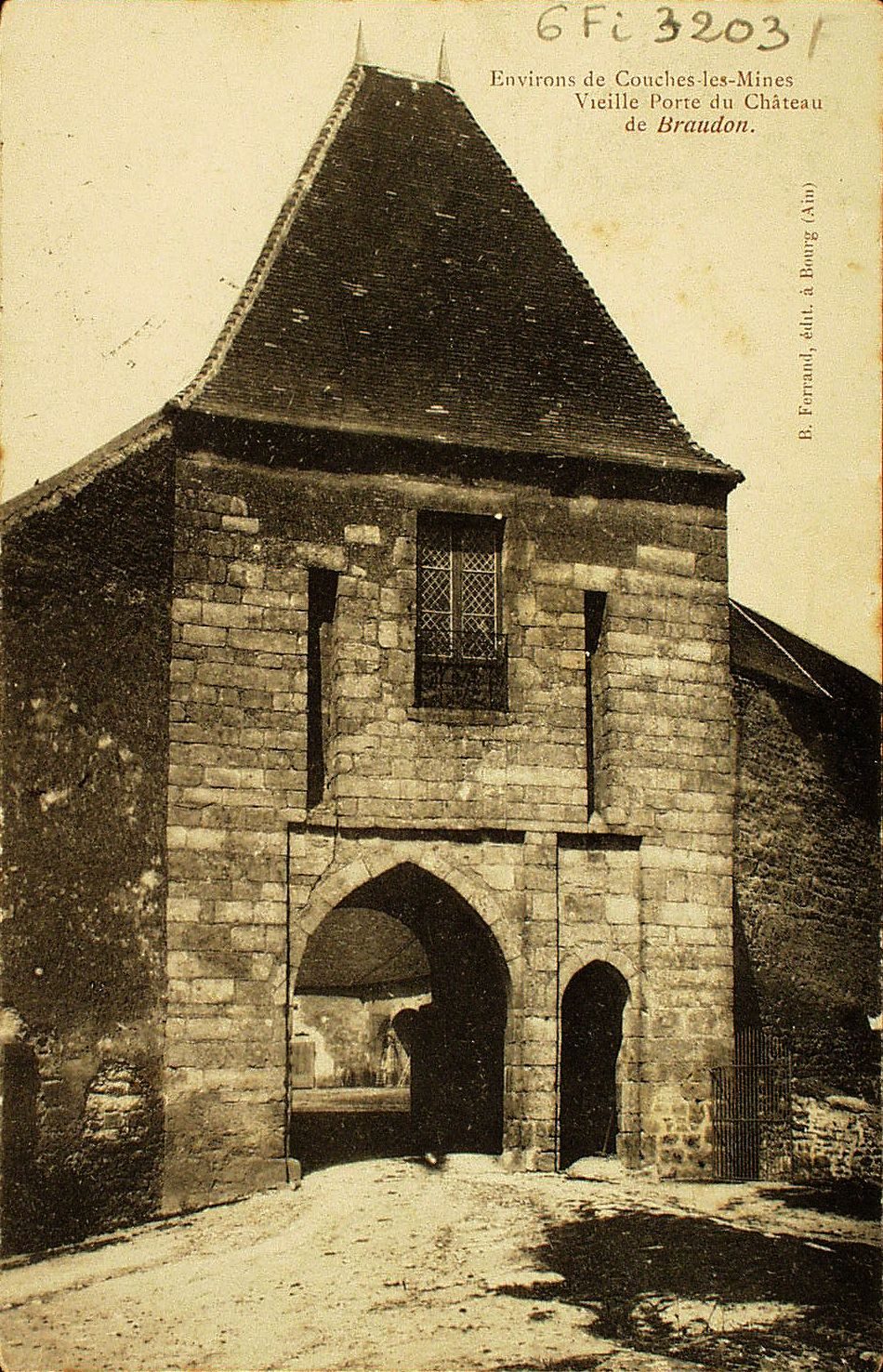 Environs de Couches-les-Mines. Vieille porte du château de Brandon.