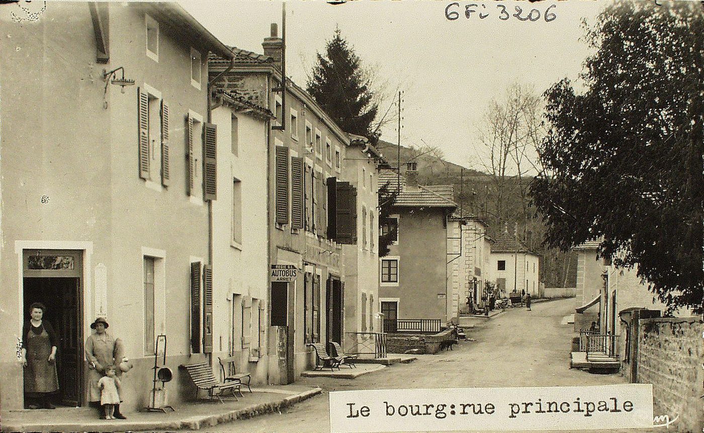 Saint-Pierre-le-Vieux. Rue principale.