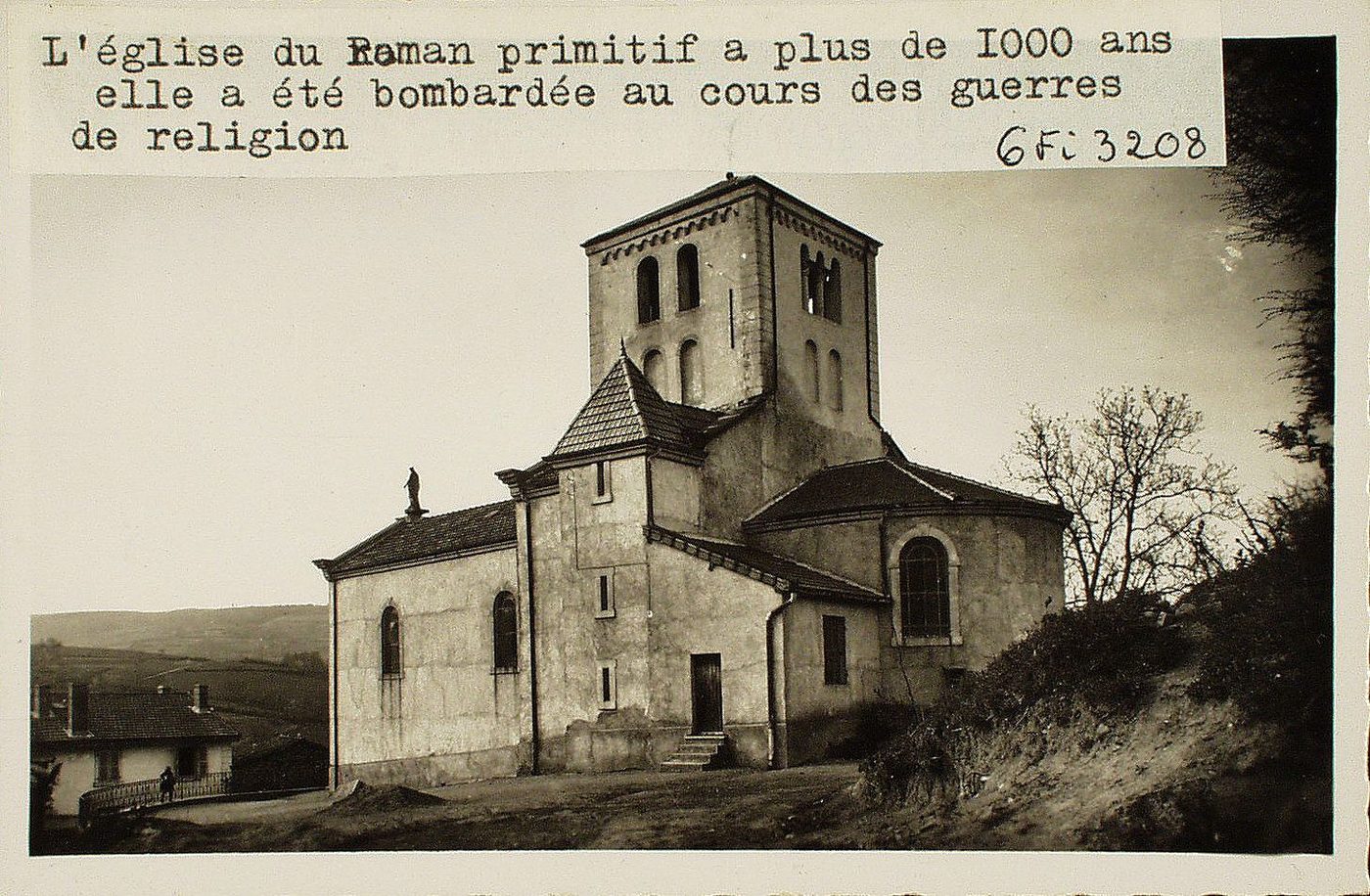 Saint-Pierre-le-Vieux. Eglise. A l'intérieur se trouve un retable sculpté du style renaissance. L'église du Roman primitif a plus de 1000 ans, elle a été bombardée au cours des guerres de religion.