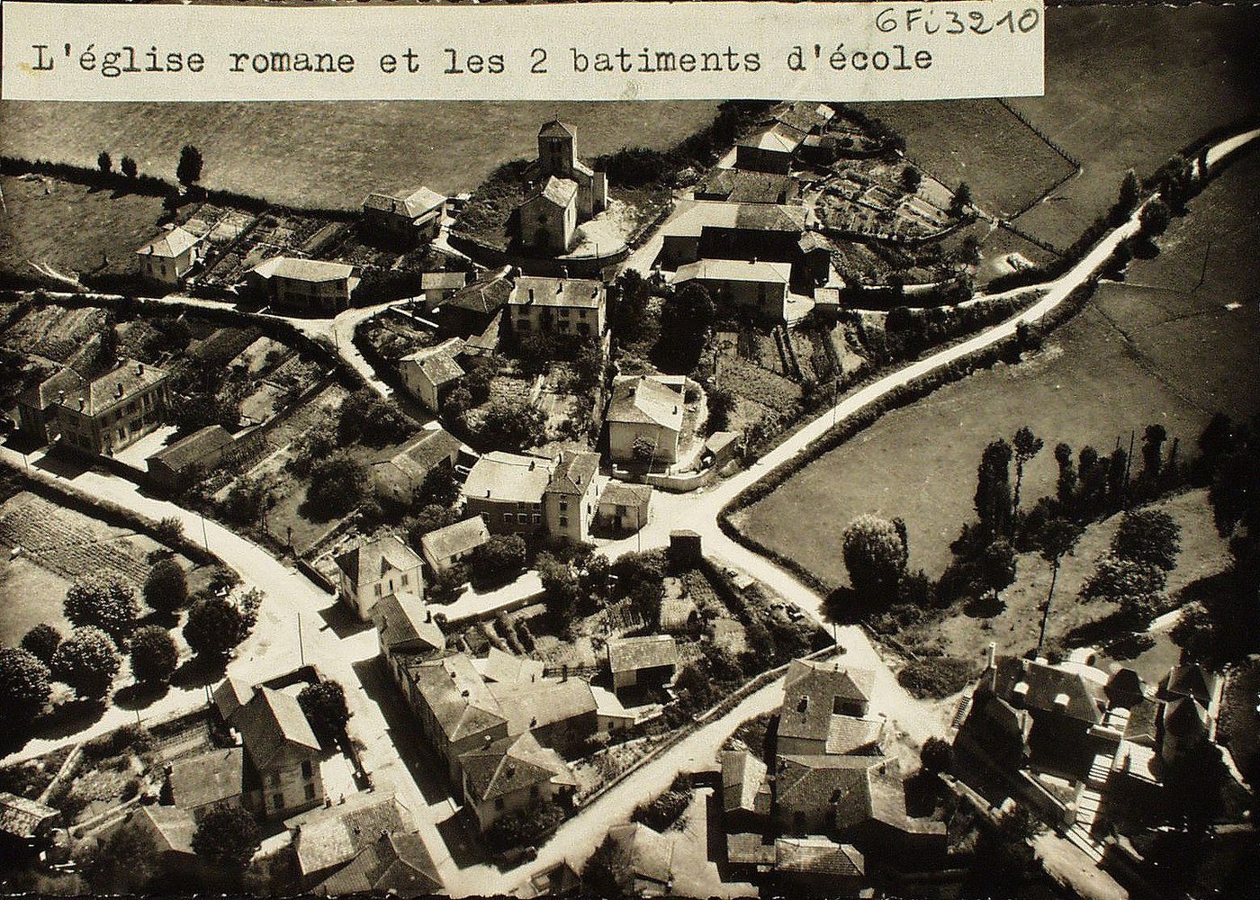 Saint-Pierre-le-Vieux. Vue générale aérienne sur l'église.