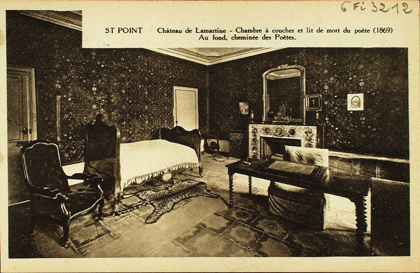 Saint-Point. Château de Lamartine. Chambre à coucher et lit de mort du poète (1869). Au fond, cheminée des poètes.