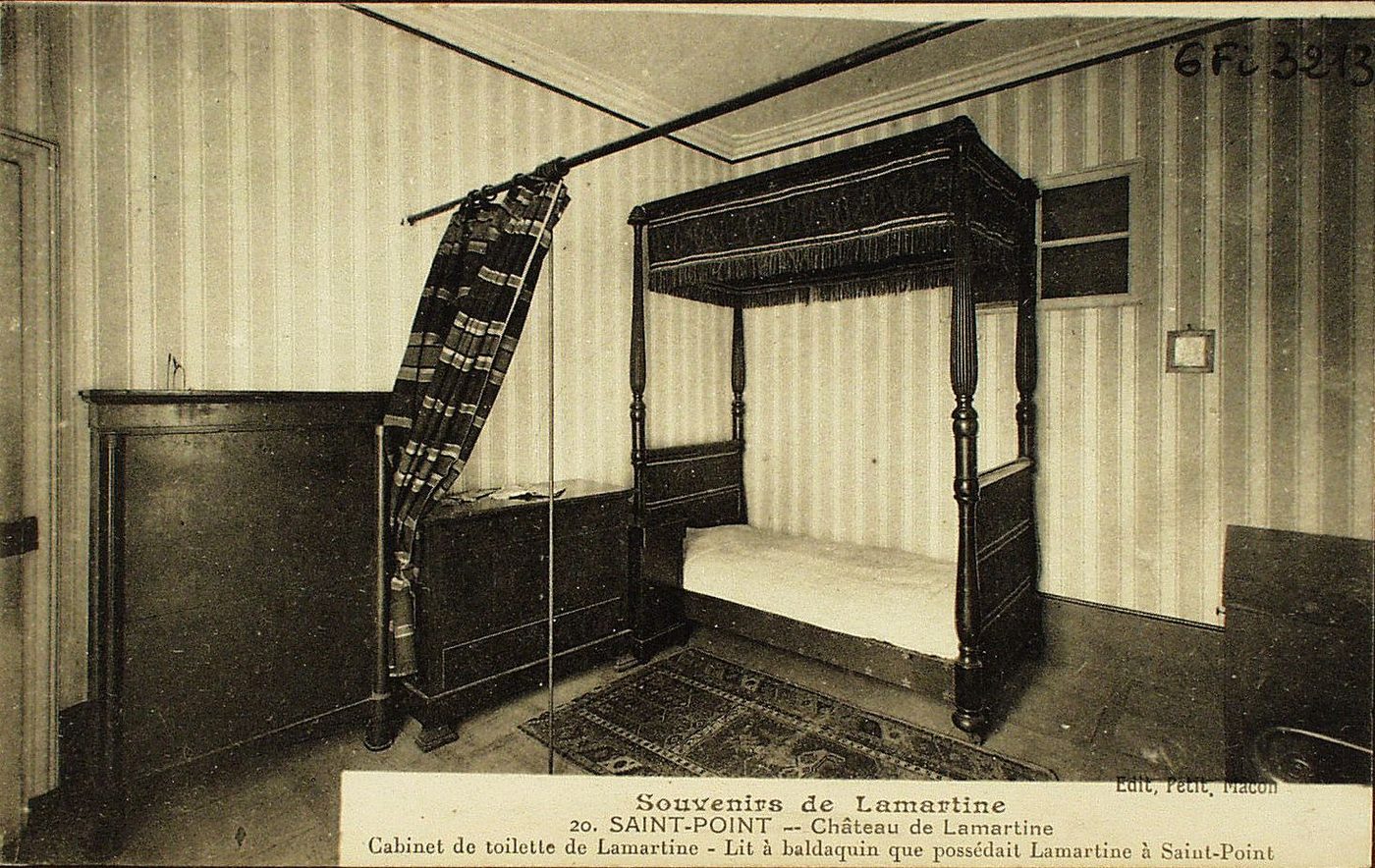 Souvenirs de Lamartine. Saint-Point. Château de Lamartine. Cabinet de toilette de Lamartine. Lit à baldaquin que possédait Lamartine à Saint-Point.