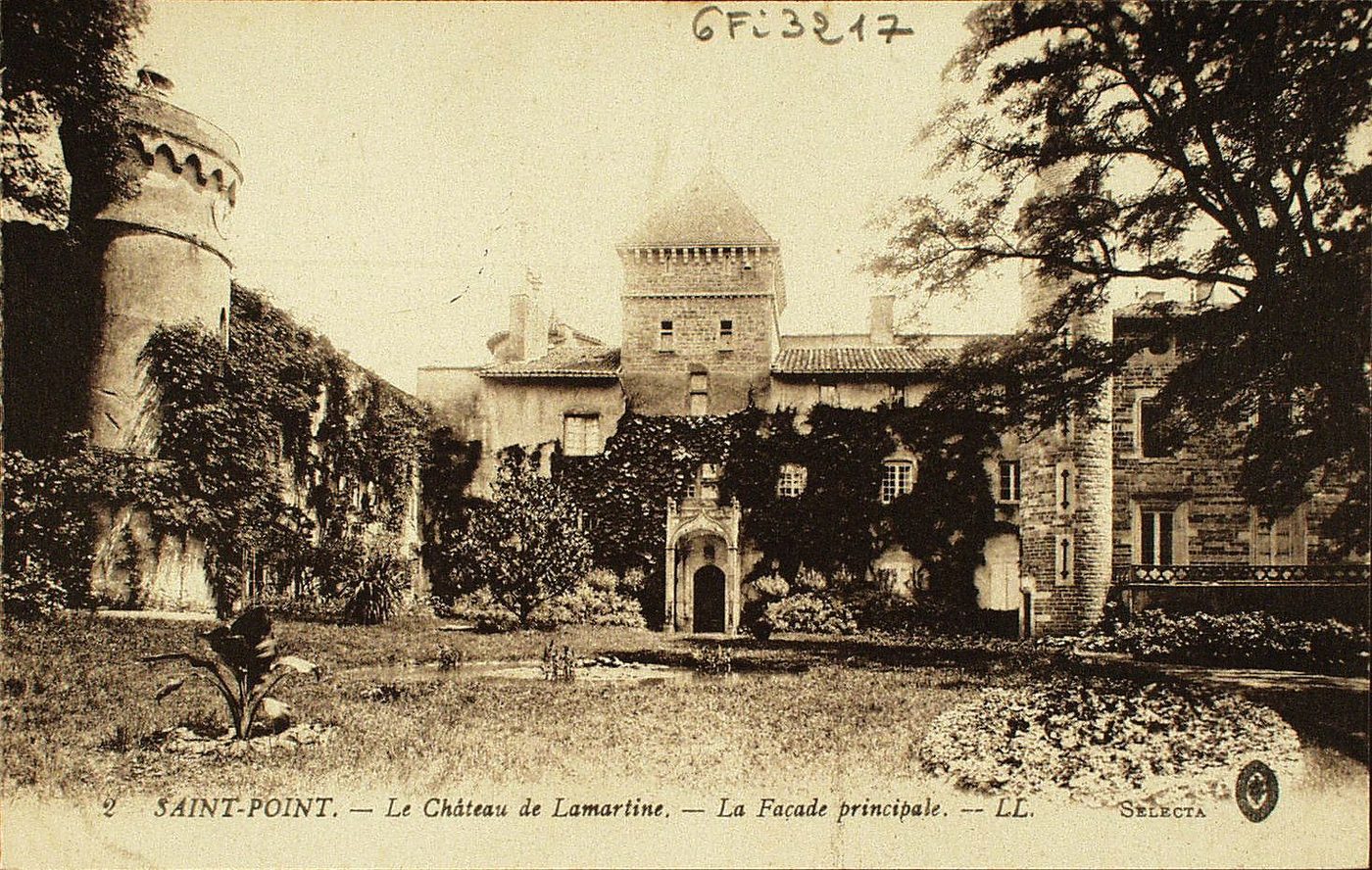 Saint-Point. Le château de Lamartine. La façade principale.