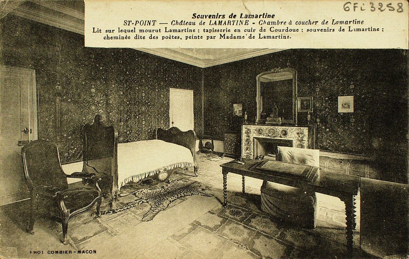 Souvenirs de Lamartine. Saint-Point. Château de Lamartine. Chambre à coucher de Lamartine. Lit sur lequel mourut Lamartine ; tapisserie en cuir de Courdoue ; souvenirs de Lamartine ; cheminée dite des poètes, peinte par Madame de Lamartine.