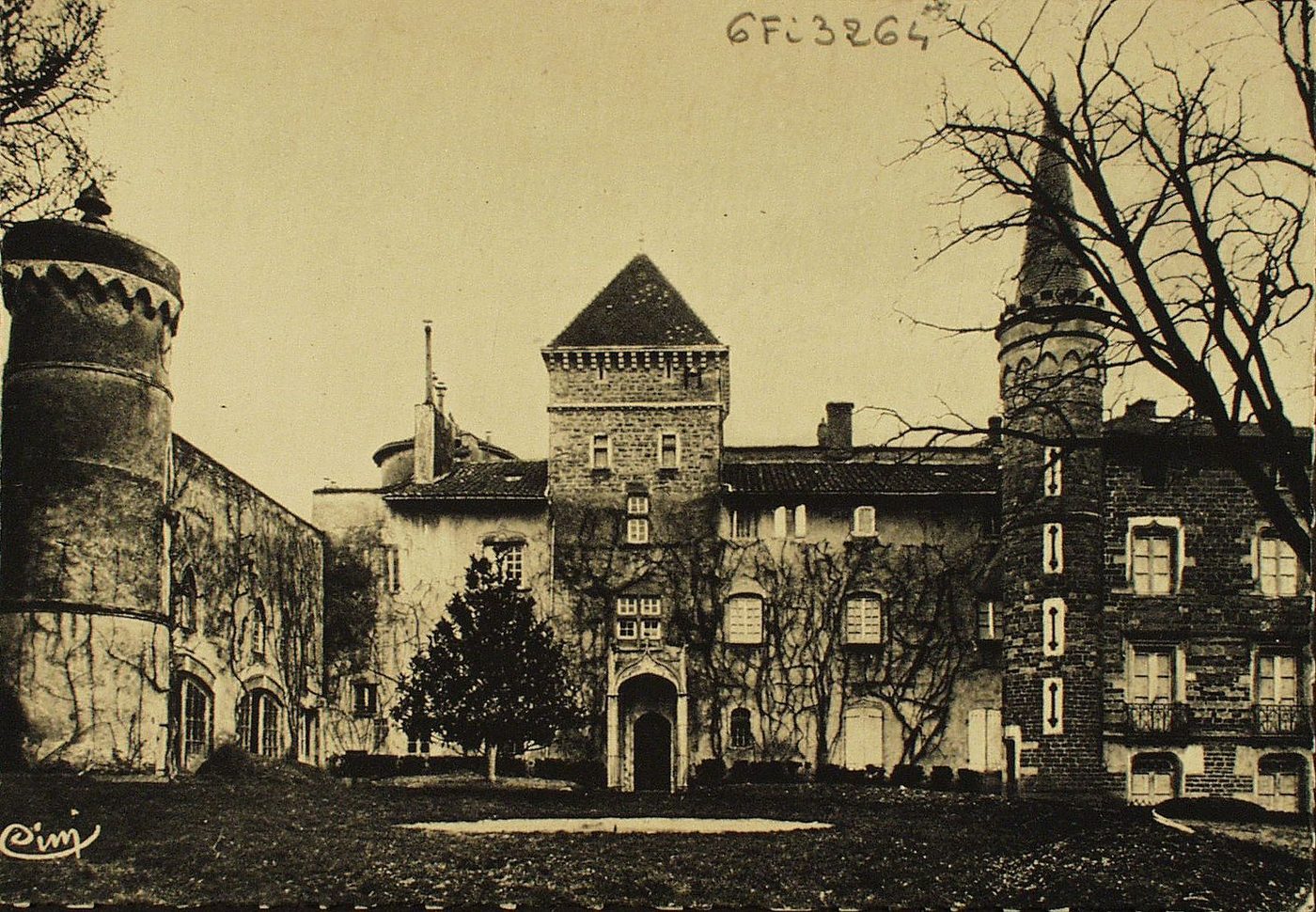 Souvenirs de Lamartine. Saint-Point. Château de Lamartine. Le 10 février 1801 à la requête d'un créancier, le château fut adjugé à M. Pierre Lamartine, son fils. Le poète l'eut en partage en 1830. En 1870, Mme Valentine de Lamartine, sa nièce, resta héritière de Saint-Point. Il fut racheté en 1894 aux trois nièces de Mme Valentine par M. de Montherot. Le comte Jean de Noblet, son gendre, en est le propriétaire actuel.